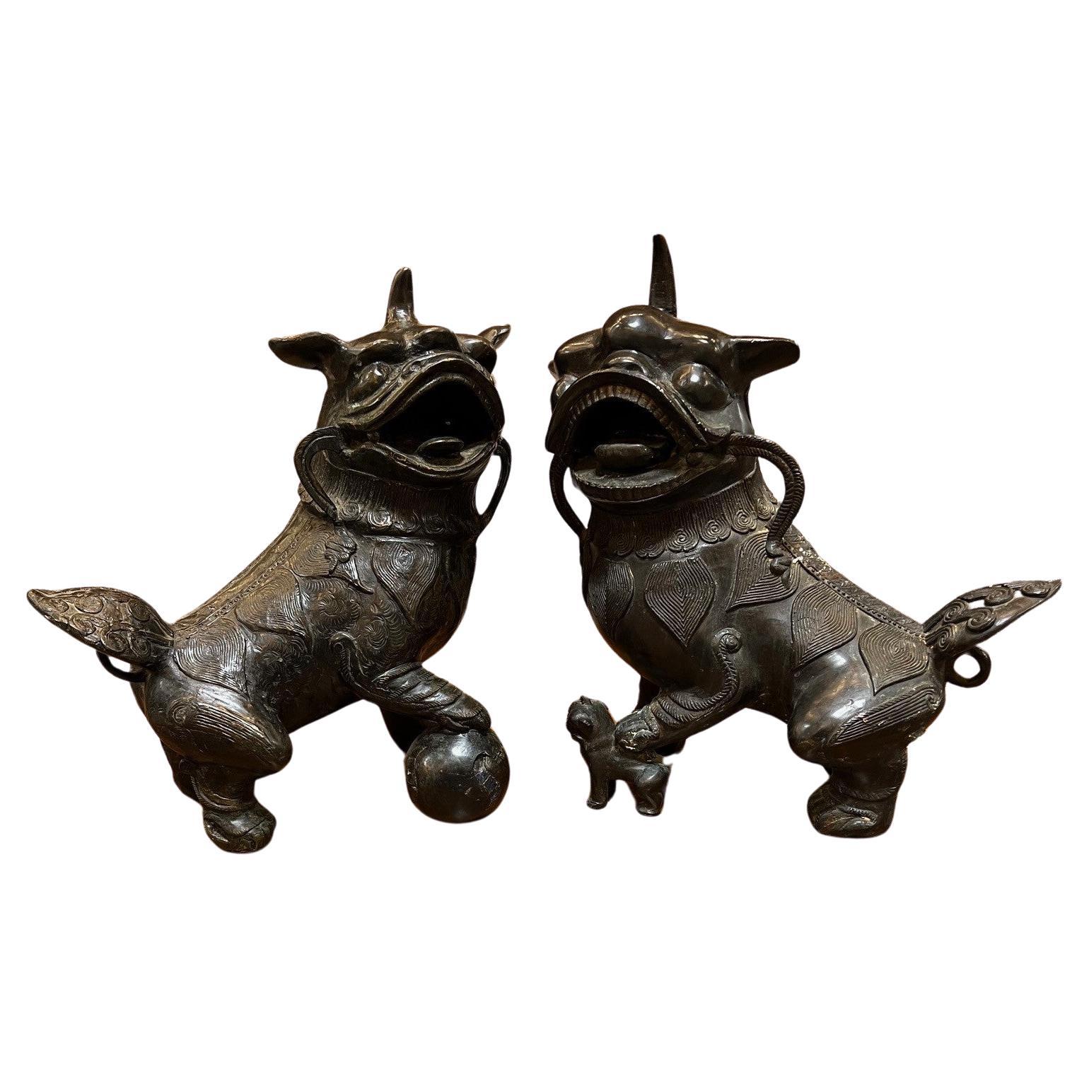 Paar Foo-Hunde aus Bronze, Mitte des 20. Jahrhunderts  im Angebot