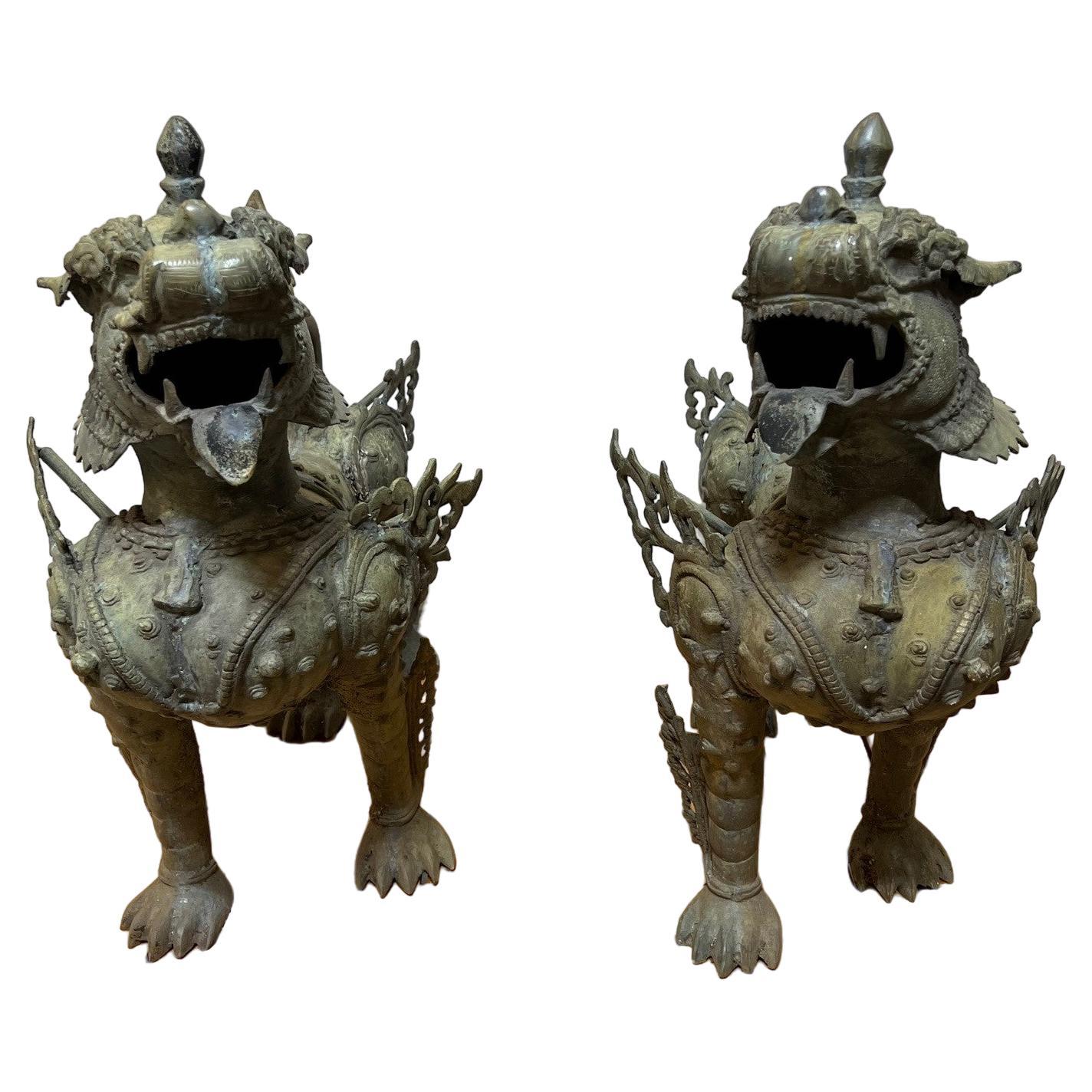 Paar Foo-Hunde oder tibetische Schneelöwen aus Bronze in voller Rüstung aus der Mitte des 20. Jahrhunderts   