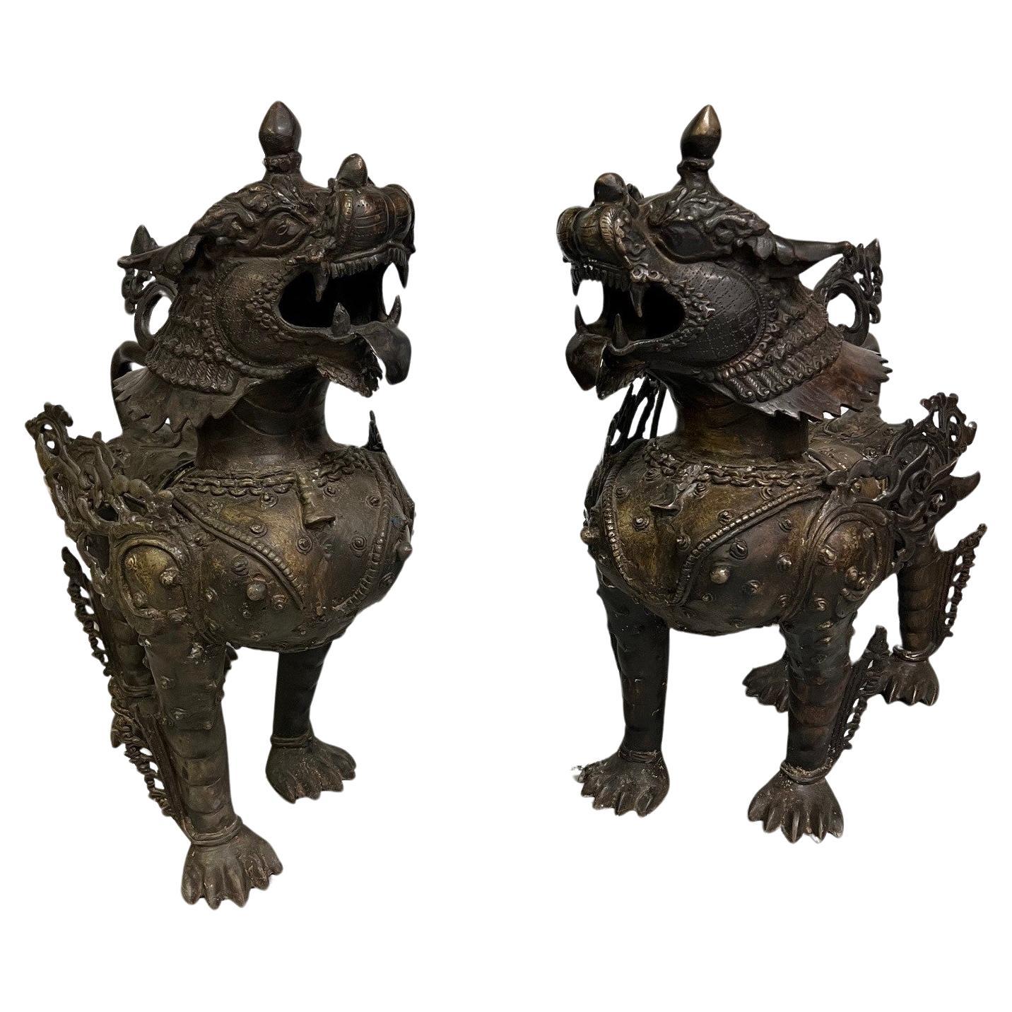 Paar Foo-Hunde oder tibetische Schneelöwen aus Bronze in voller Rüstung aus der Mitte des 20. Jahrhunderts 