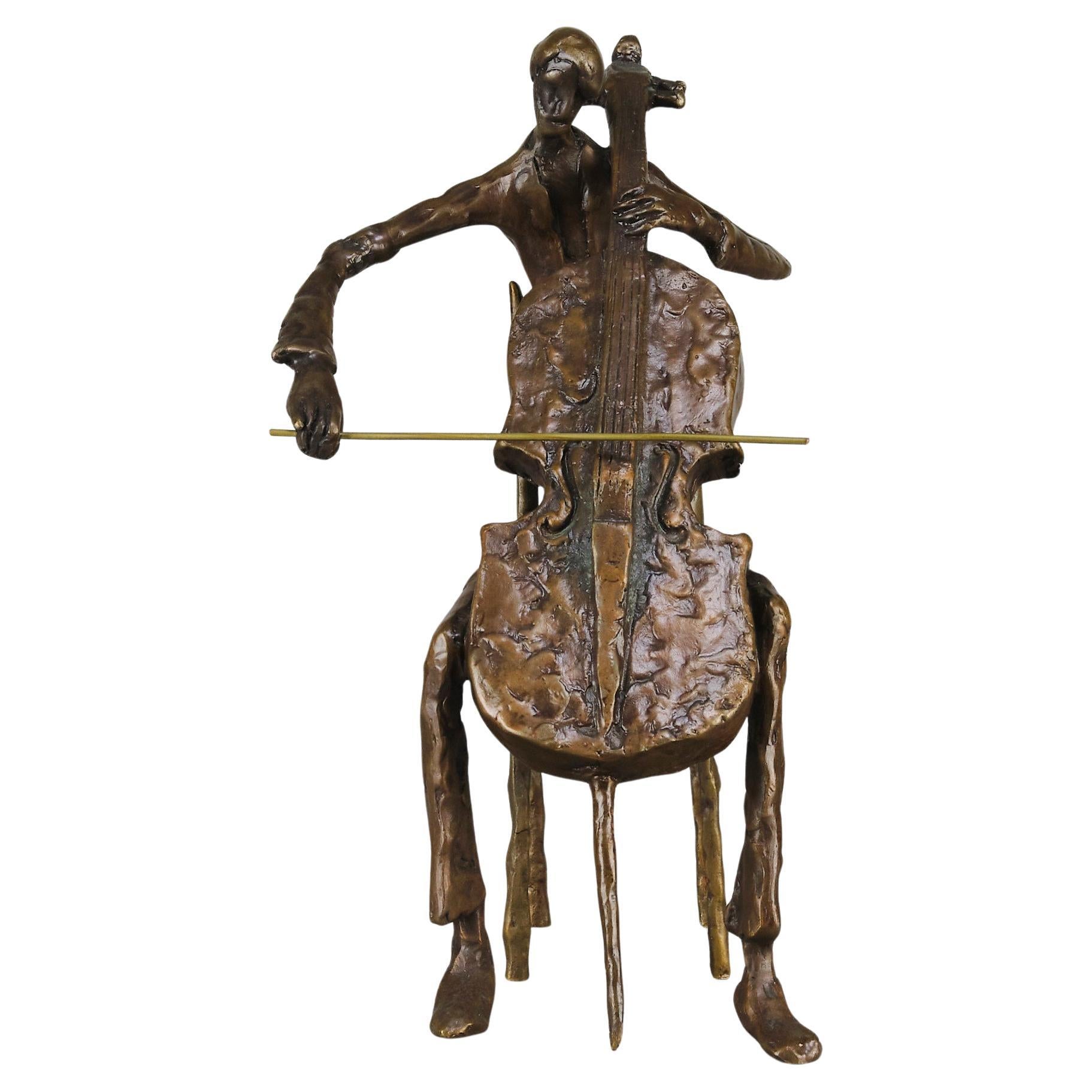 Sculpture en bronze du milieu du 20e siècle intitulée "Cellist" par Bernard Kim