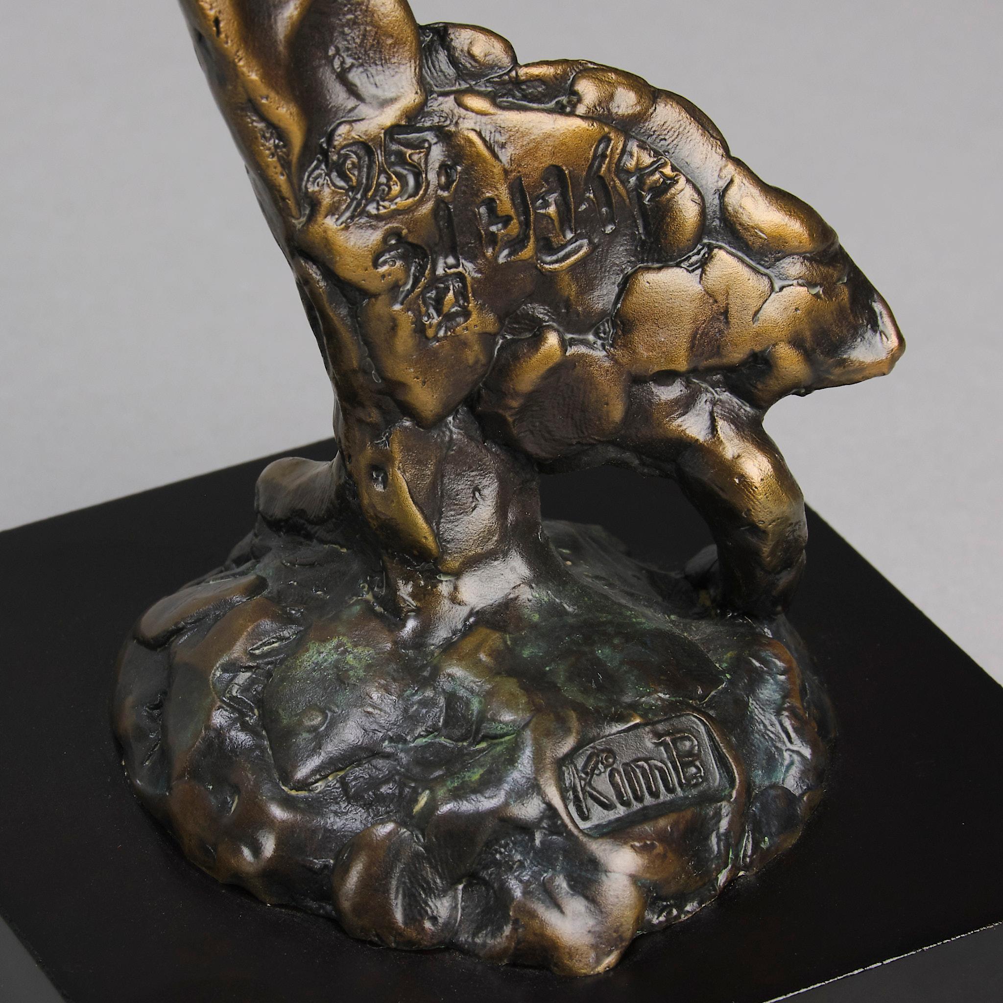 Escultura de bronce de mediados del siglo XX titulada 