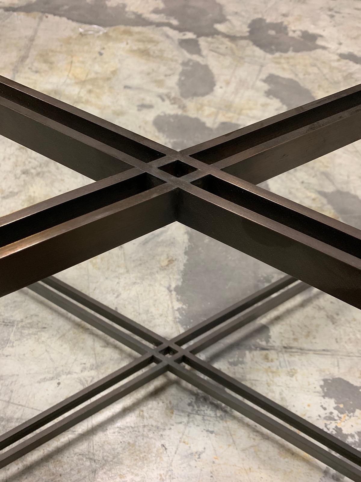 Base per tavolino da caffè X in bronzo della metà del XX secolo con piano in vetro ovale 12