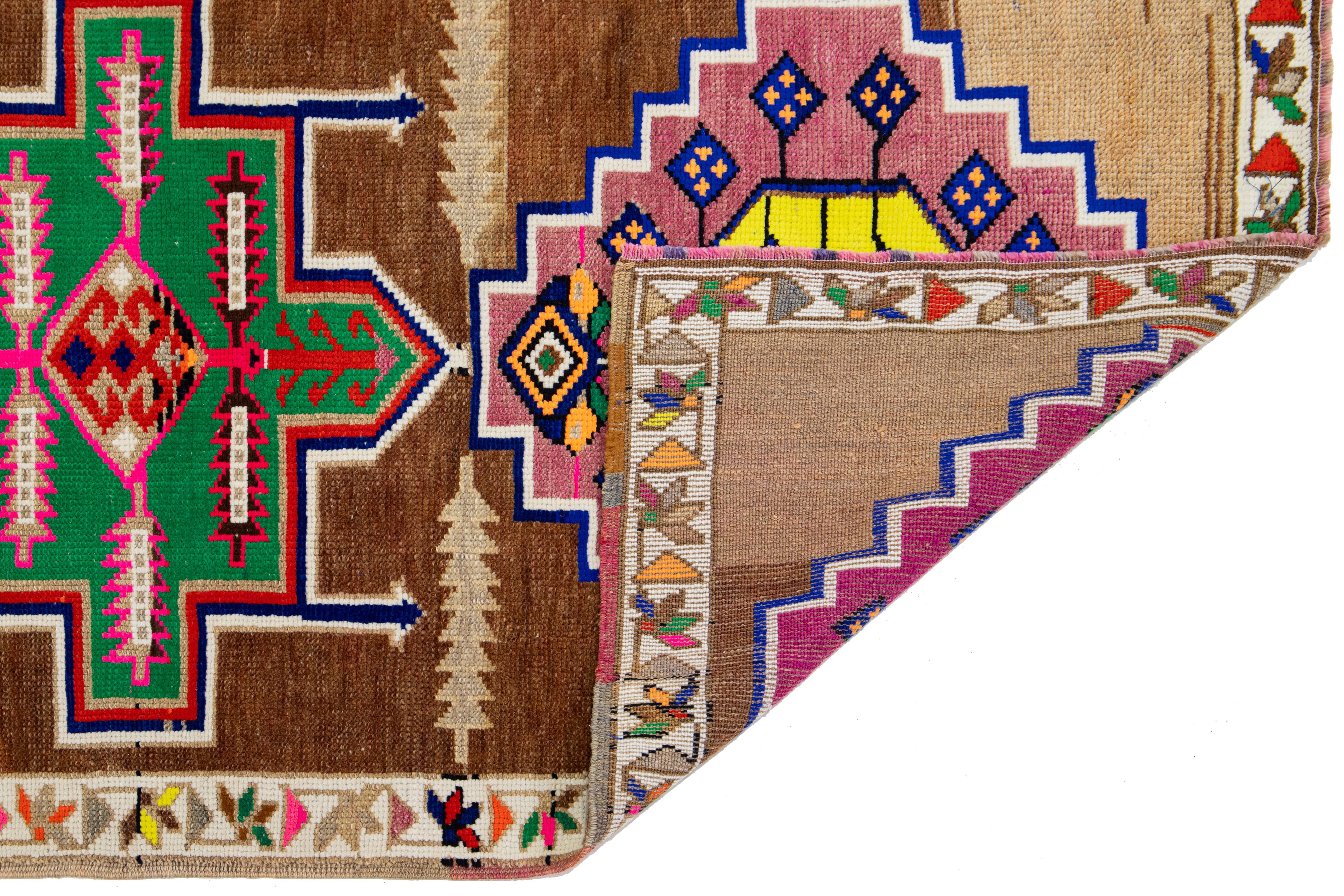 Mitte des 20. Jahrhunderts Braun Vintage Türkische Wolle Läufer Teppich mit geometrischen Mustern (Moderne der Mitte des Jahrhunderts) im Angebot
