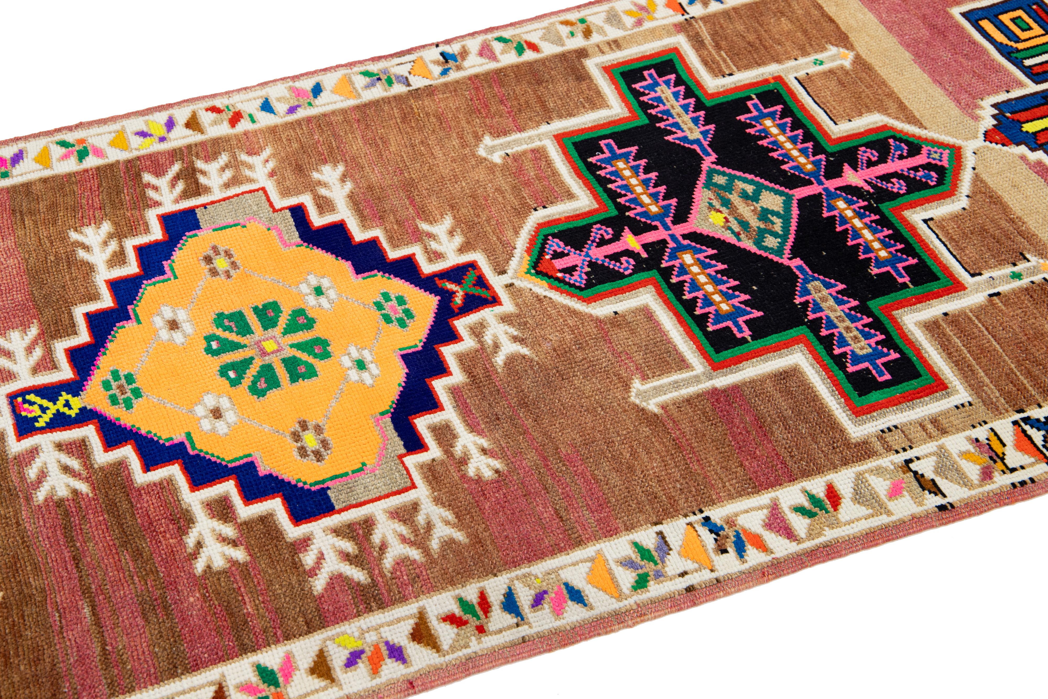 Mitte des 20. Jahrhunderts Braun Vintage Türkische Wolle Läufer Teppich mit geometrischen Mustern (Handgeknüpft) im Angebot