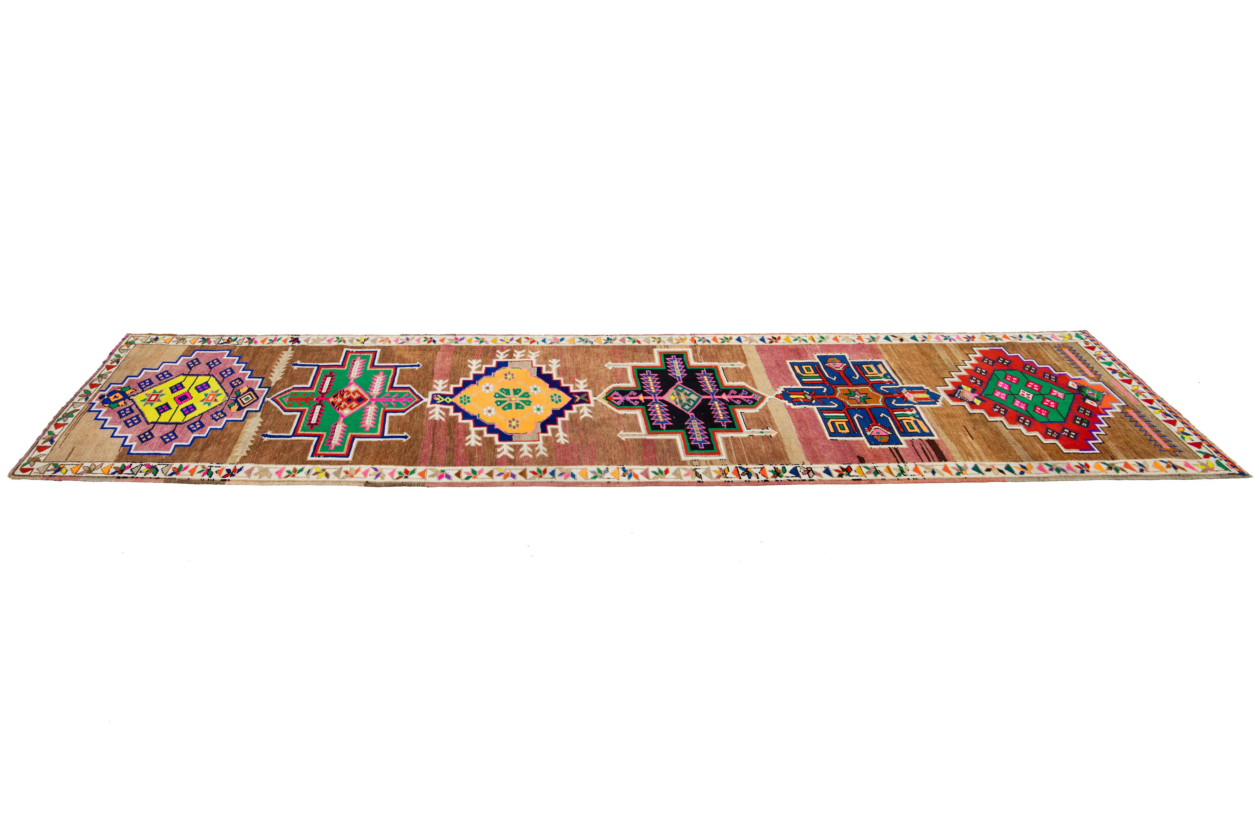 Mitte des 20. Jahrhunderts Braun Vintage Türkische Wolle Läufer Teppich mit geometrischen Mustern im Angebot 1