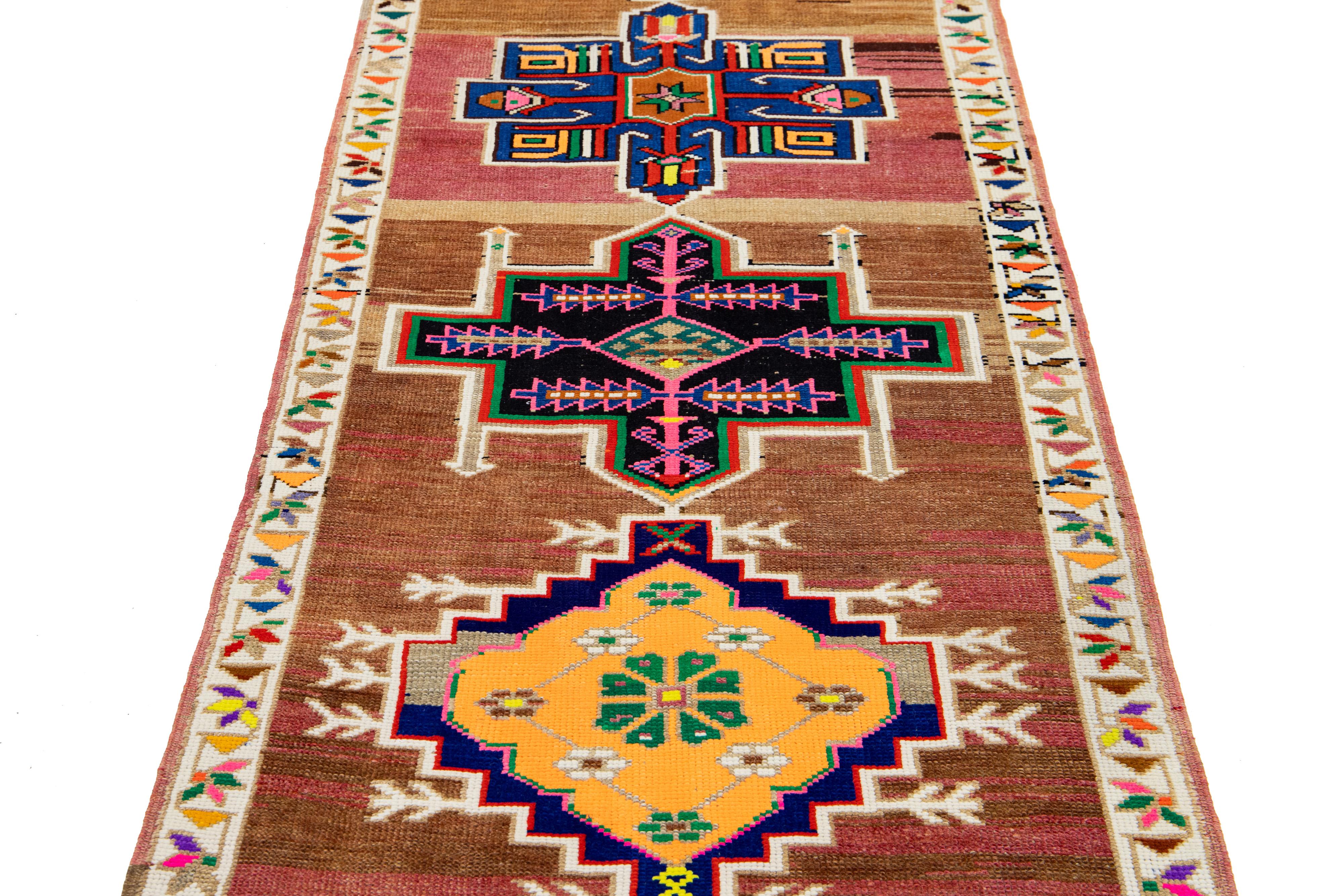 Mitte des 20. Jahrhunderts Braun Vintage Türkische Wolle Läufer Teppich mit geometrischen Mustern im Angebot 3