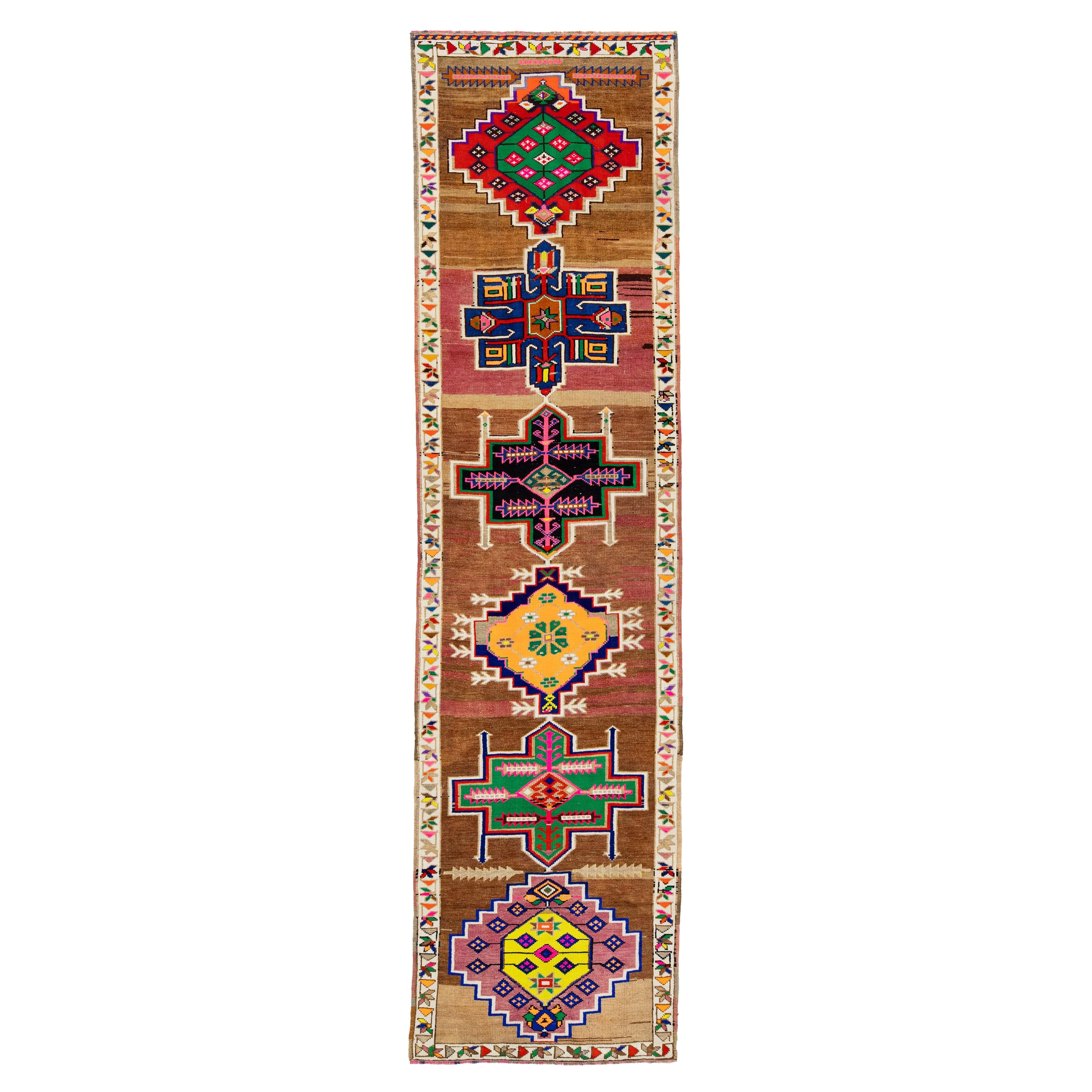 Mitte des 20. Jahrhunderts Braun Vintage Türkische Wolle Läufer Teppich mit geometrischen Mustern im Angebot