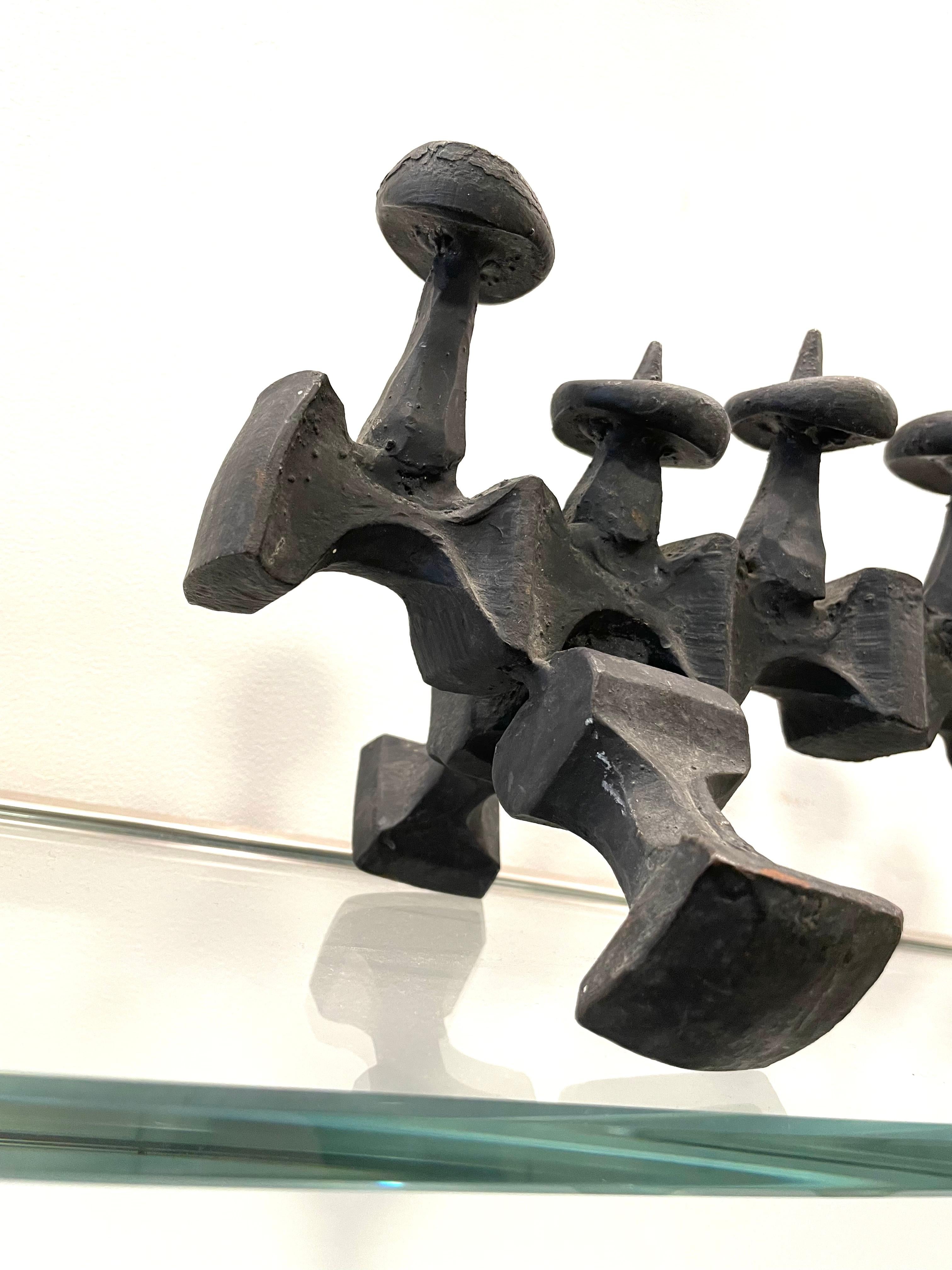 Une lampe de Hanoukka de forme unique, fabriquée dans un style brutaliste par David Palombo. Impressionnante par sa masse, cette lampe de Hanoukka évoque des motifs ludiques, à la fois animaliers et anatomiques par nature. 

David Palombo