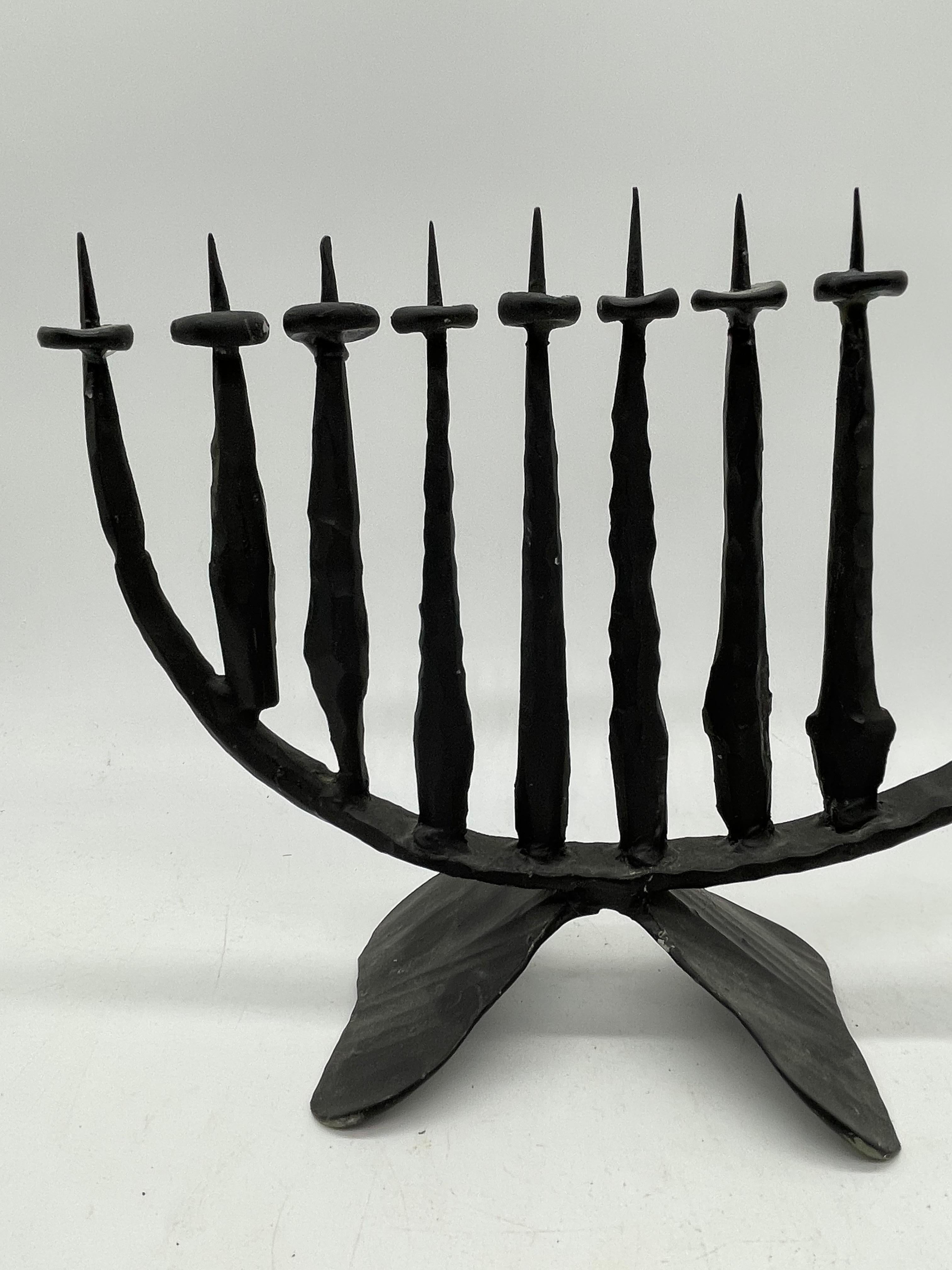 Brutalisme Lampe Hanukkah en fer brutaliste du milieu du 20e siècle par David Palombo en vente