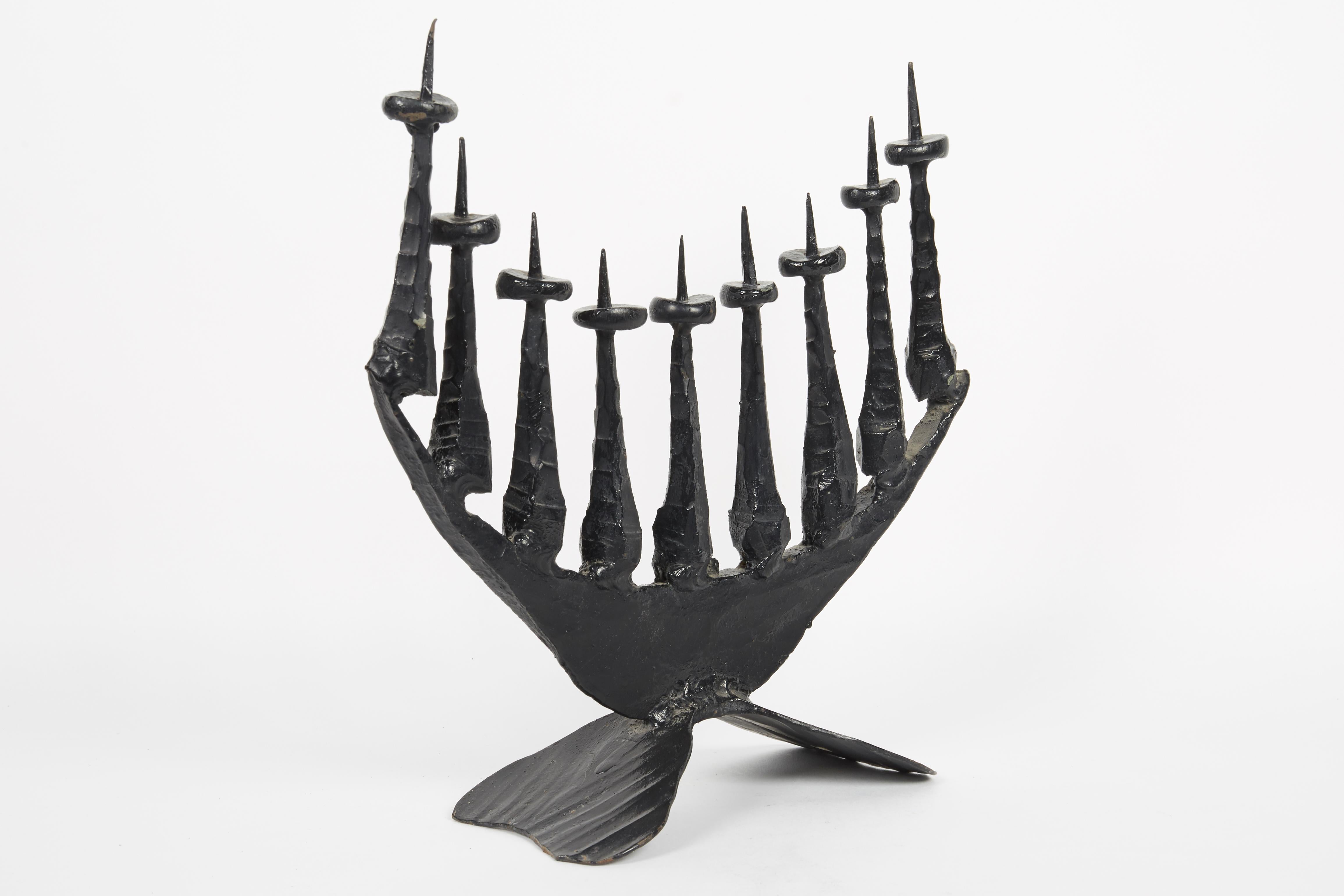 Brutalisme Lampe de Hanukkah en fer brutal du milieu du 20e siècle Menorah par David Palombo en vente