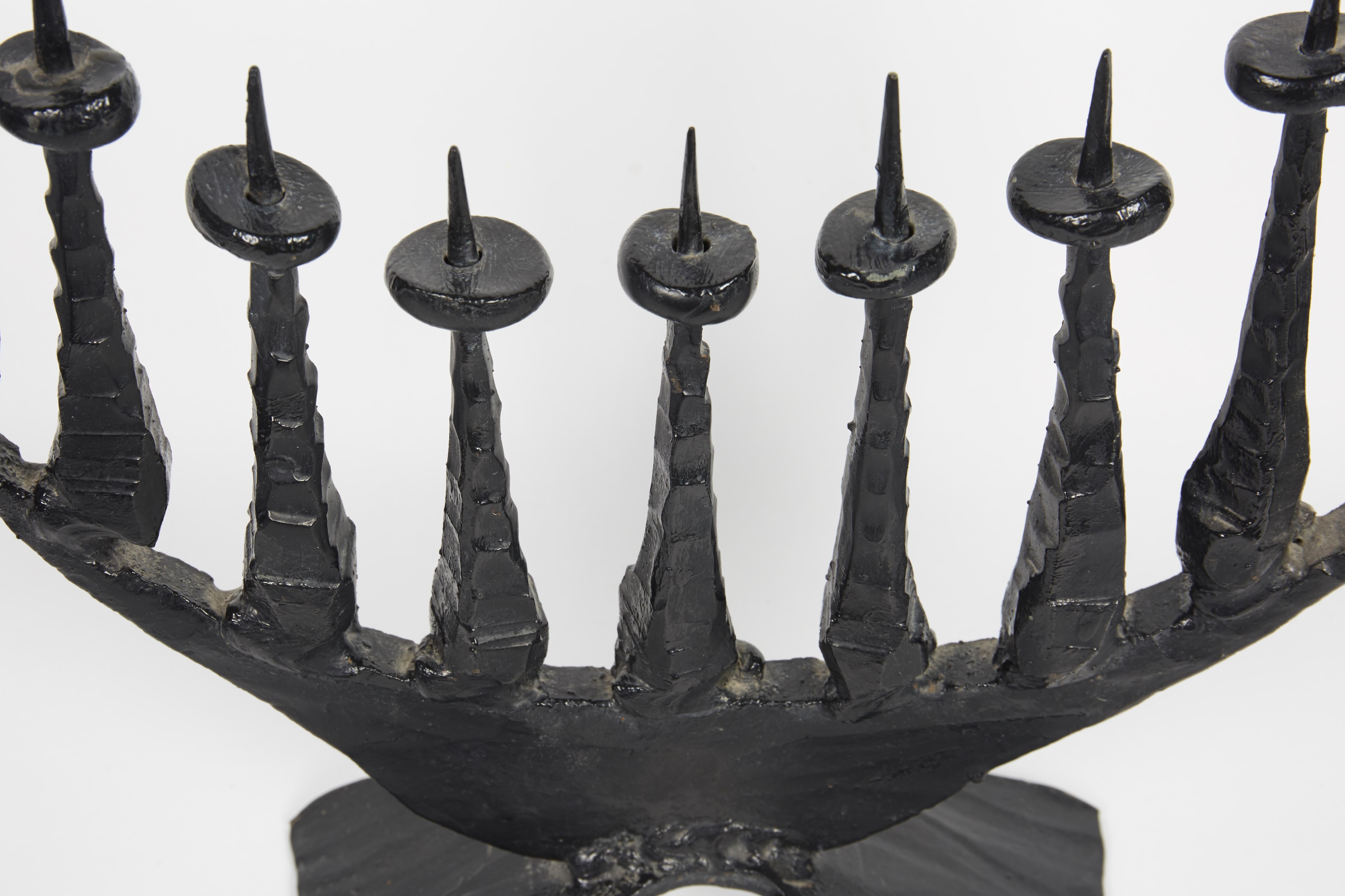 Forgé Lampe de Hanukkah en fer brutal du milieu du 20e siècle Menorah par David Palombo en vente