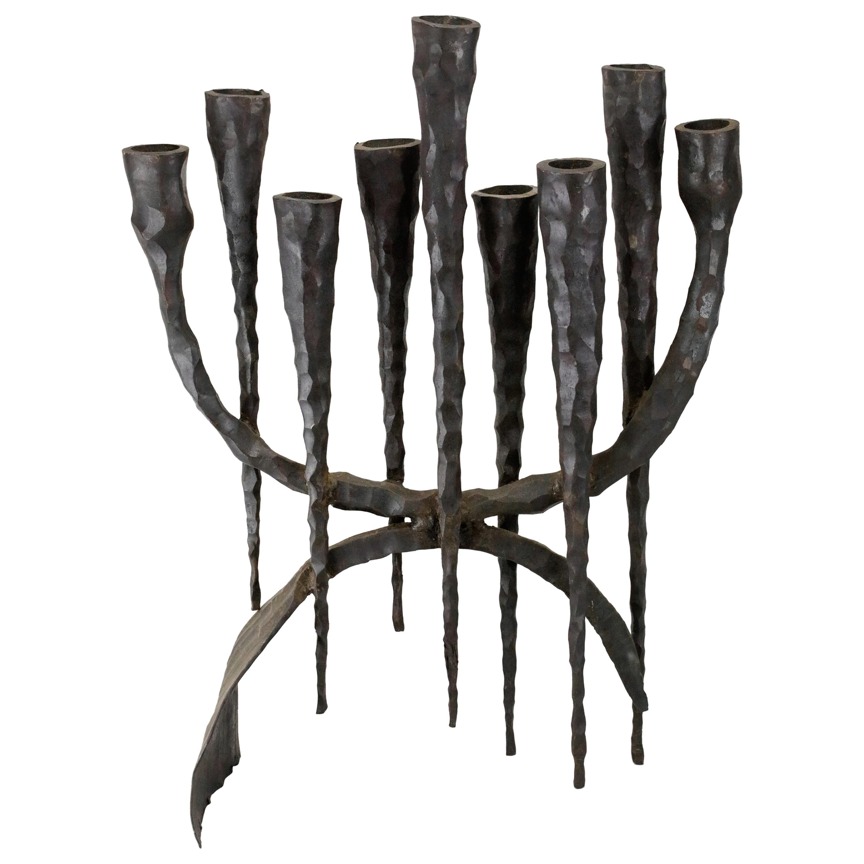 Brutalistische Hanukkah-Lampe Menorah aus Eisen von David Palombo aus der Mitte des 20. Jahrhunderts