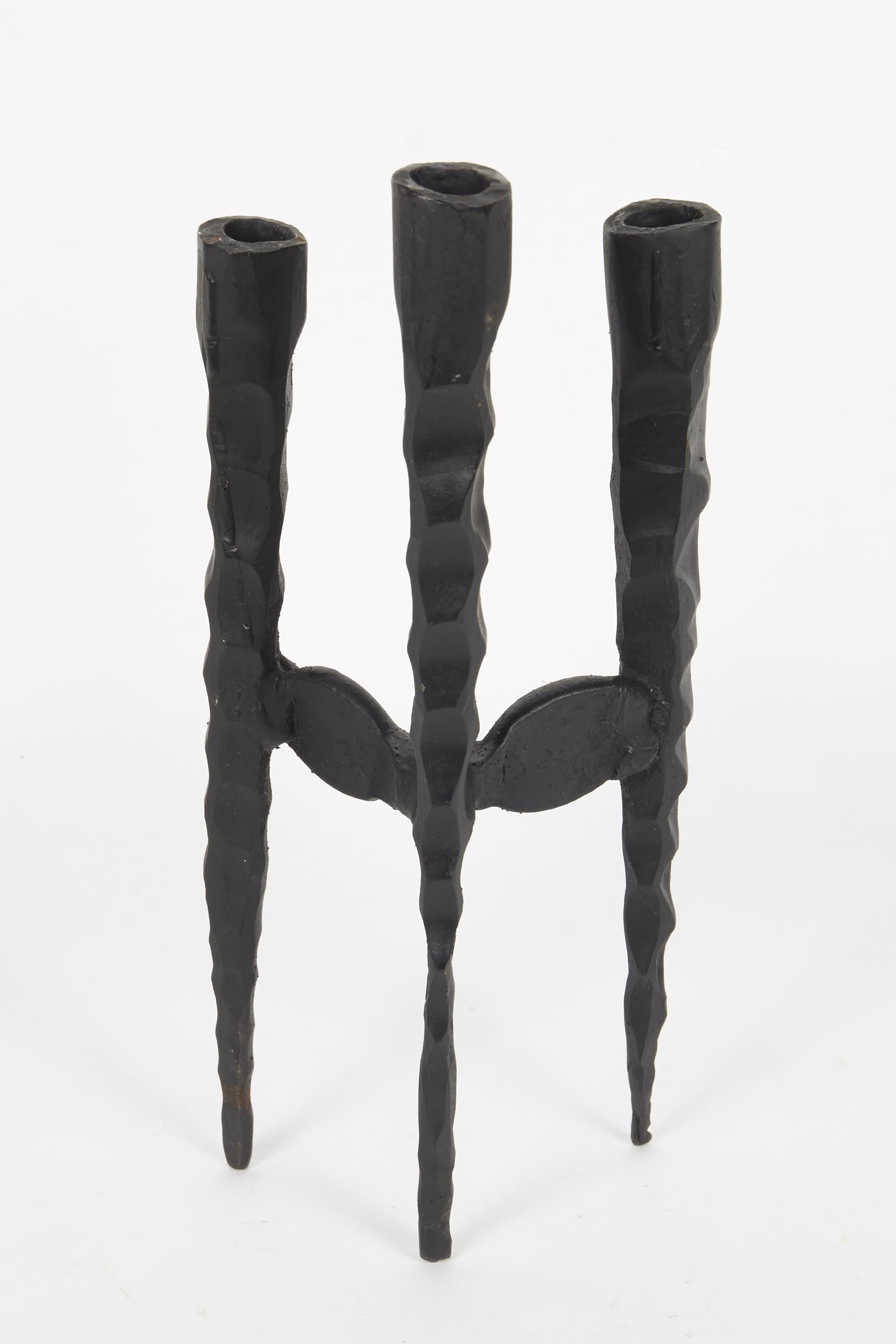 Brutalistische Shabbat-Kerzenständer aus Eisen von David Palombo aus der Mitte des 20. Jahrhunderts im Zustand „Hervorragend“ im Angebot in New York, NY