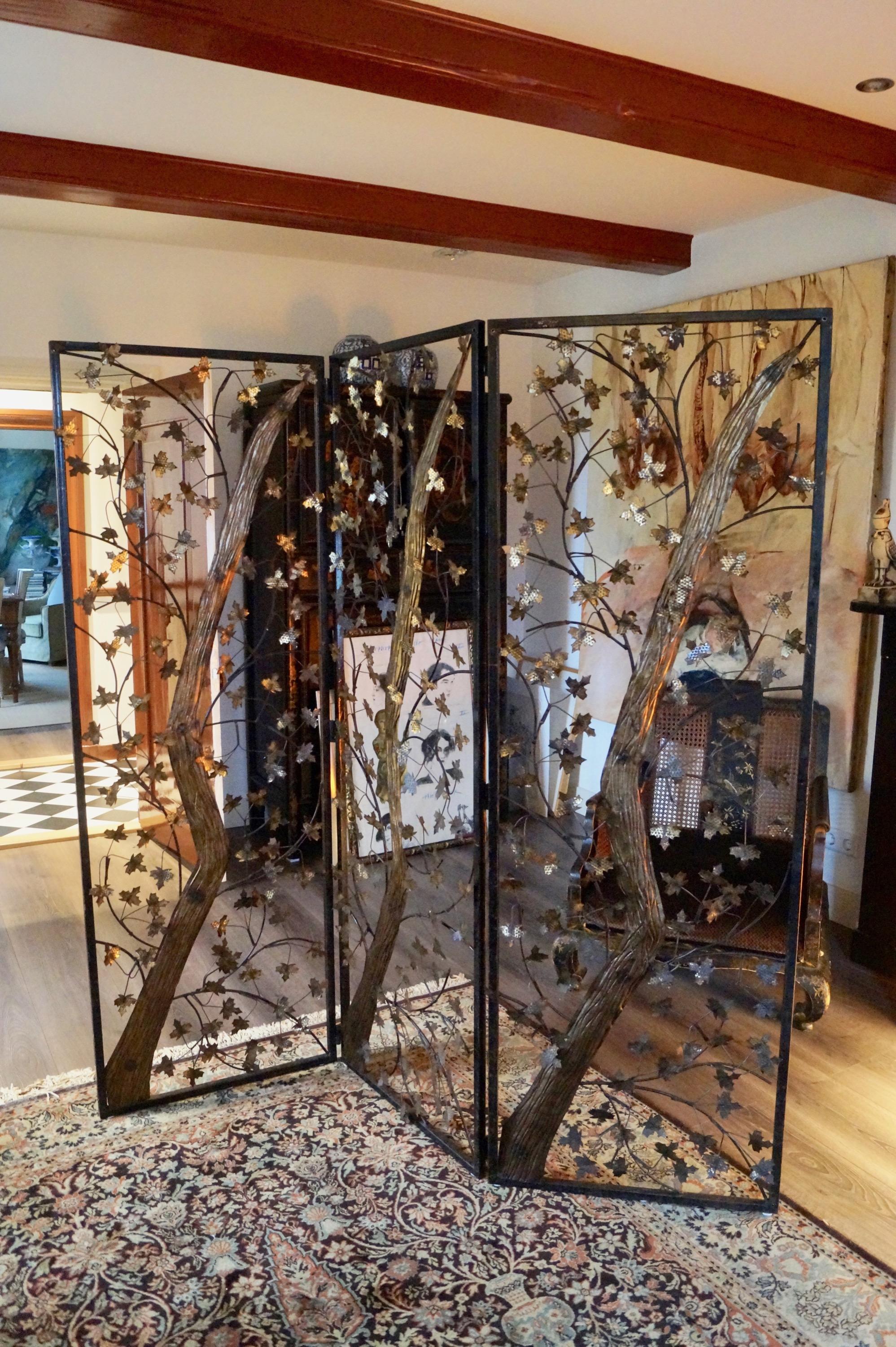 Mid-20th Century Brutalist Metal and Brass Leaves Screen, England In Good Condition For Sale In Haarlem, Noord-Holland
