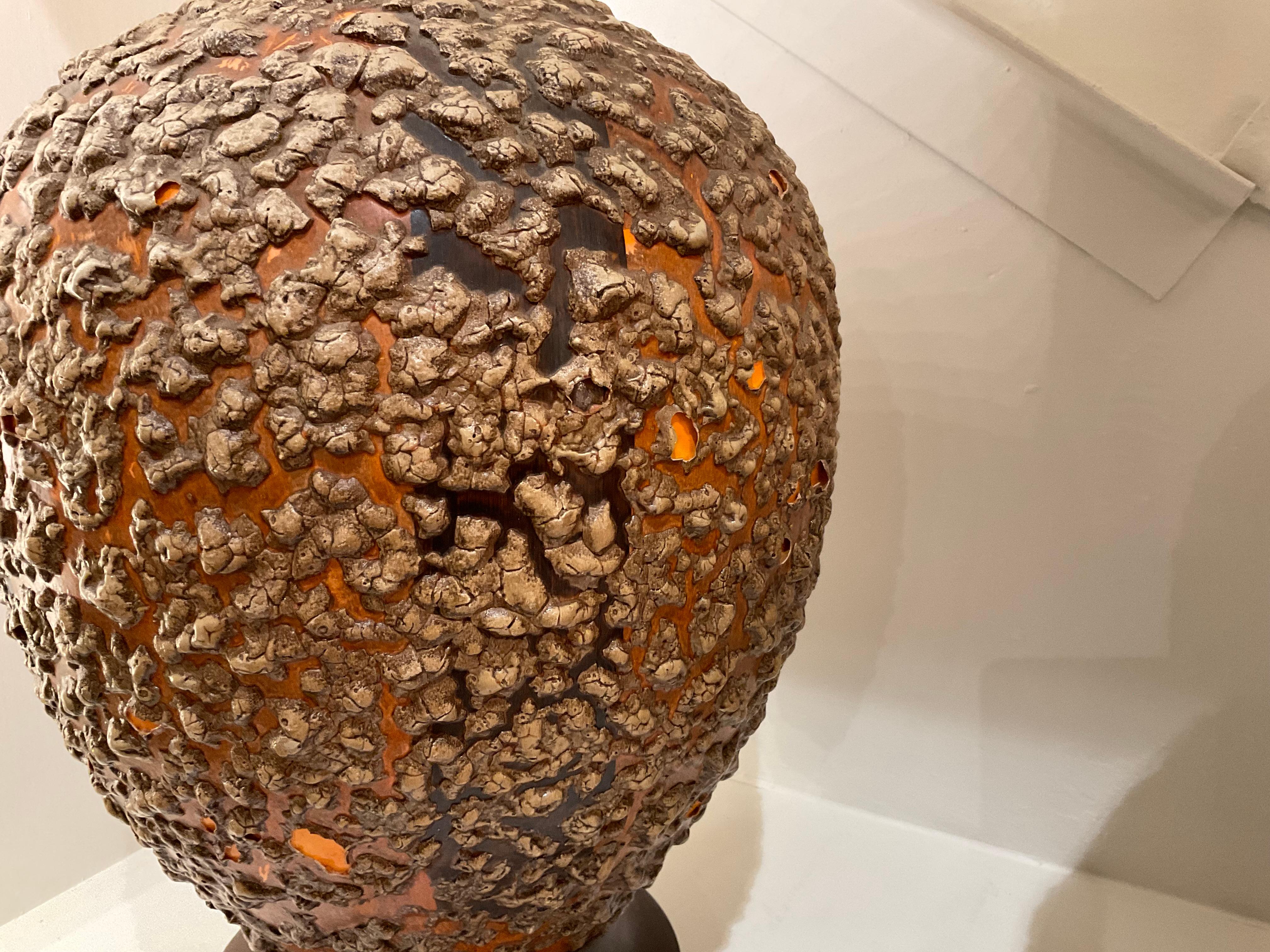 Paire de lampes brutalistes orange émaillée lave du milieu du 20e siècle en vente 3