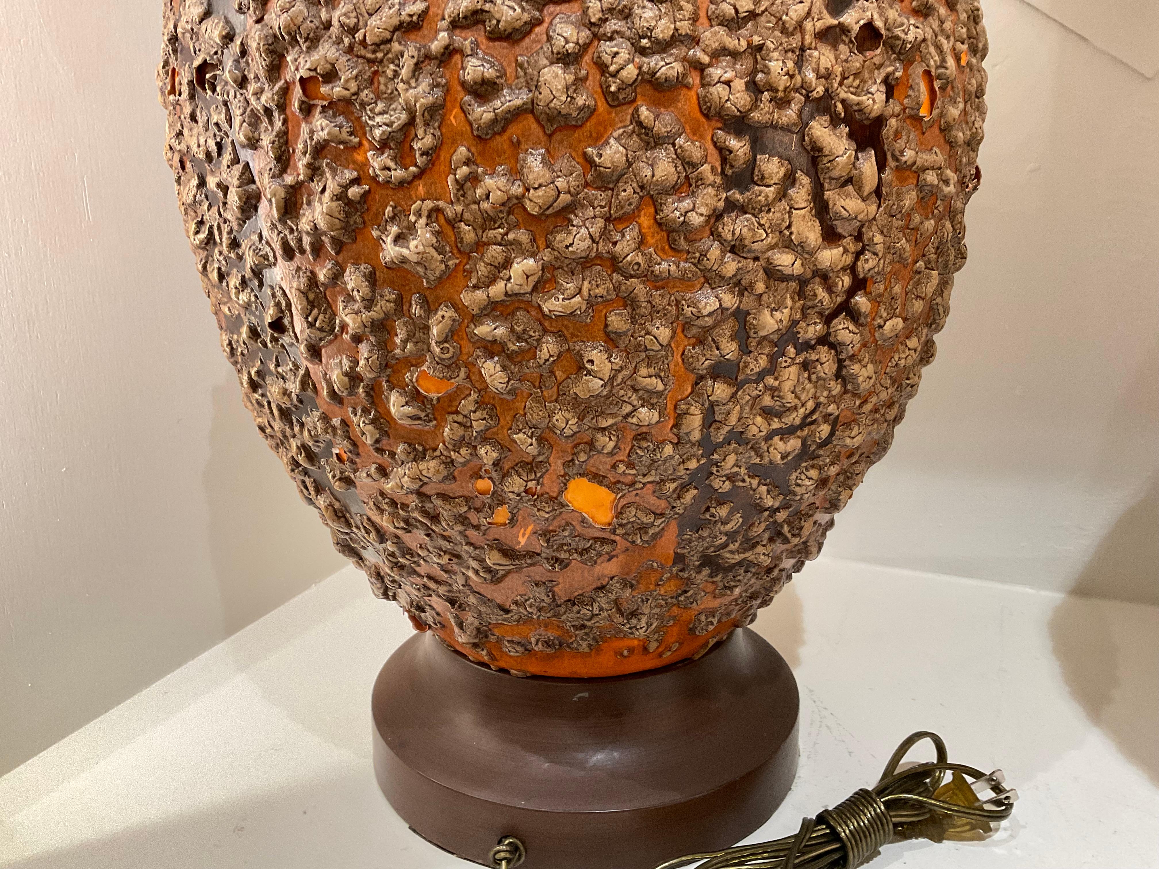Paire de lampes brutalistes orange émaillée lave du milieu du 20e siècle en vente 4
