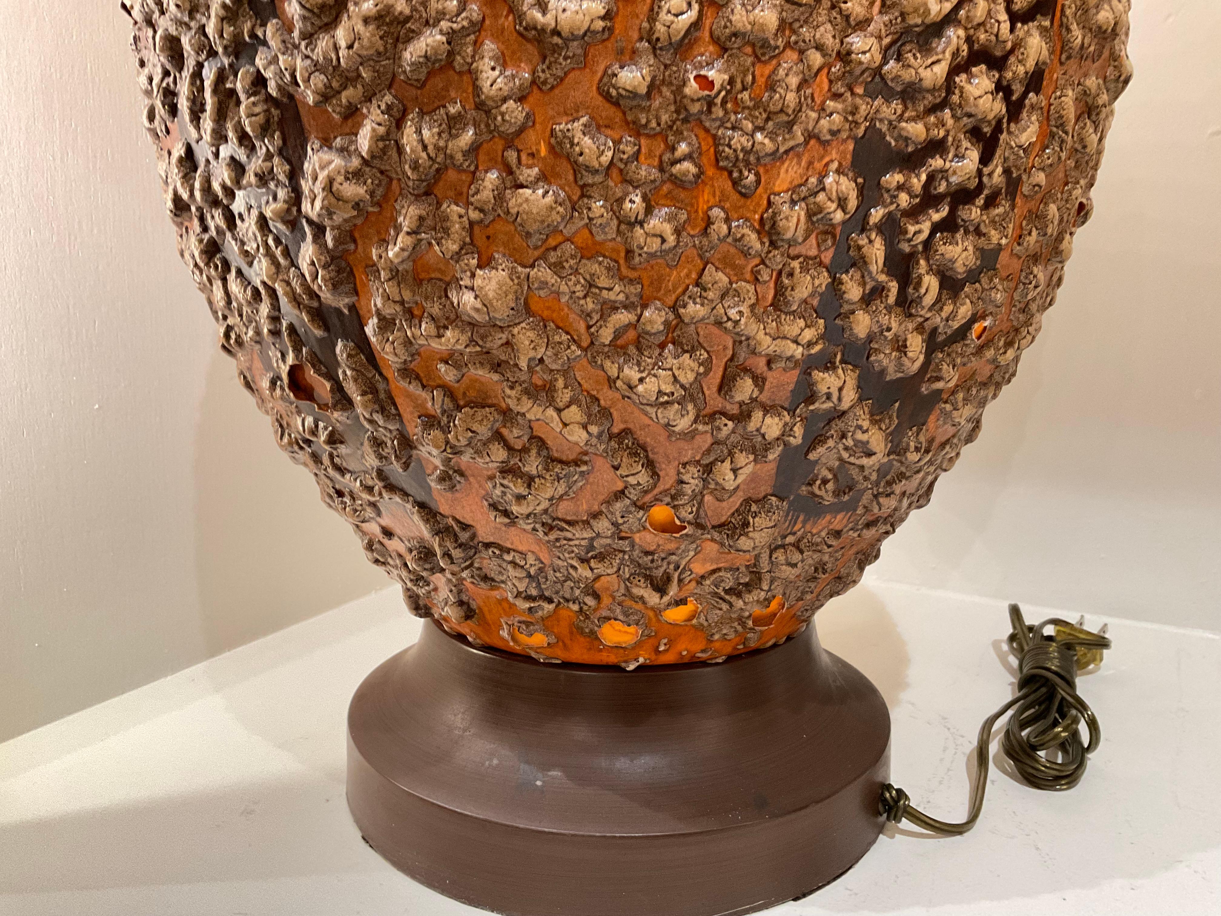 Paire de lampes brutalistes orange émaillée lave du milieu du 20e siècle en vente 5