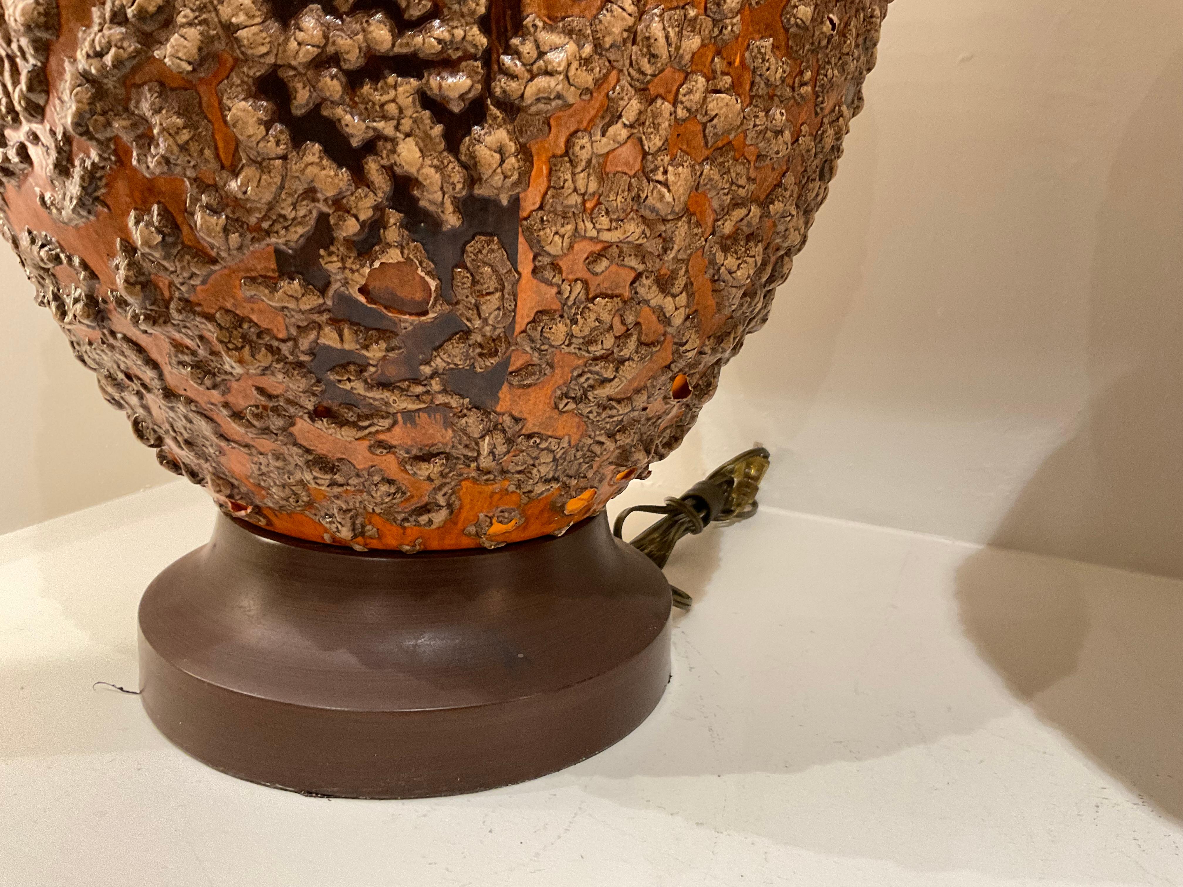 Paire de lampes brutalistes orange émaillée lave du milieu du 20e siècle en vente 6