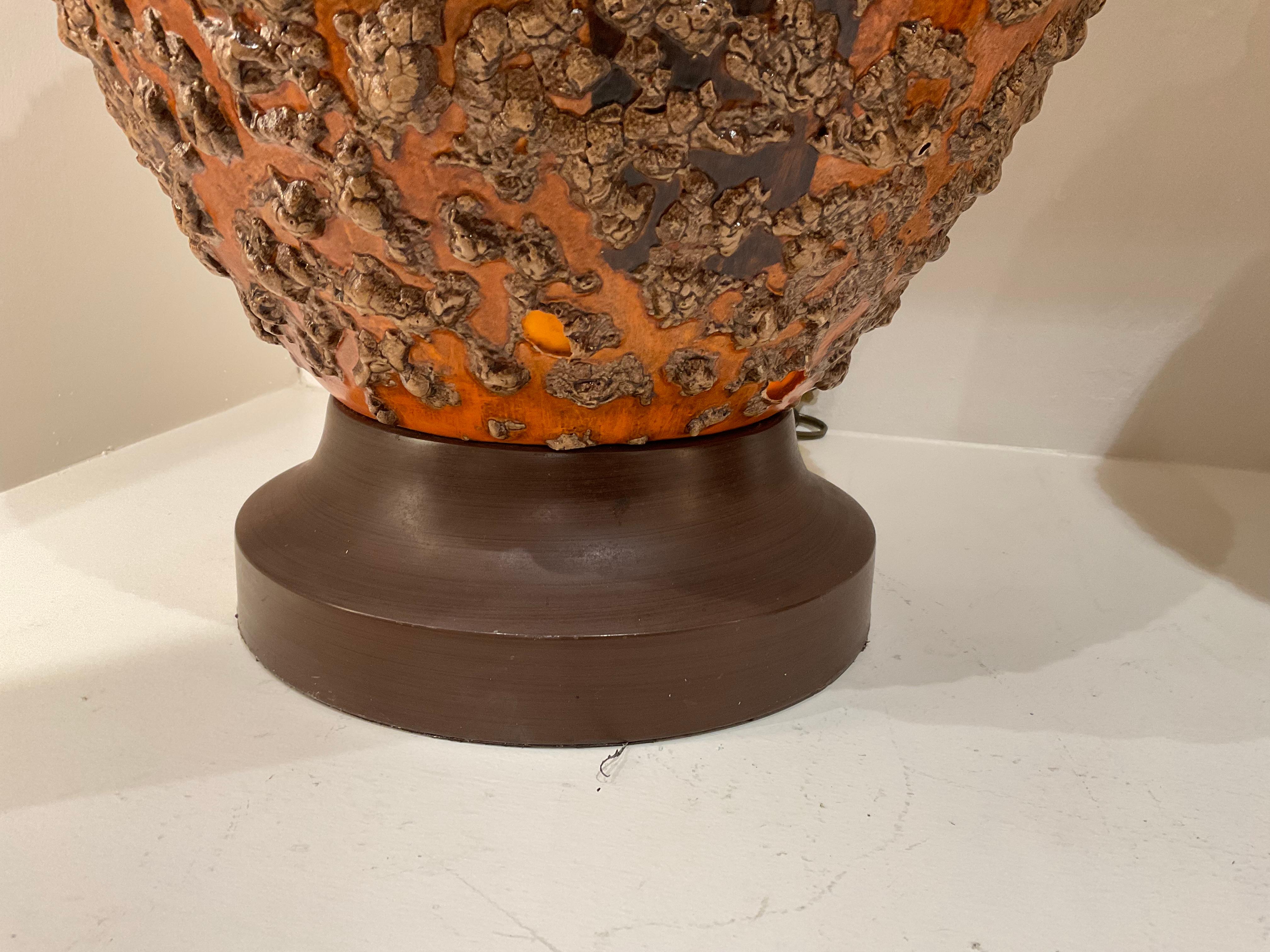 Paire de lampes brutalistes orange émaillée lave du milieu du 20e siècle en vente 8
