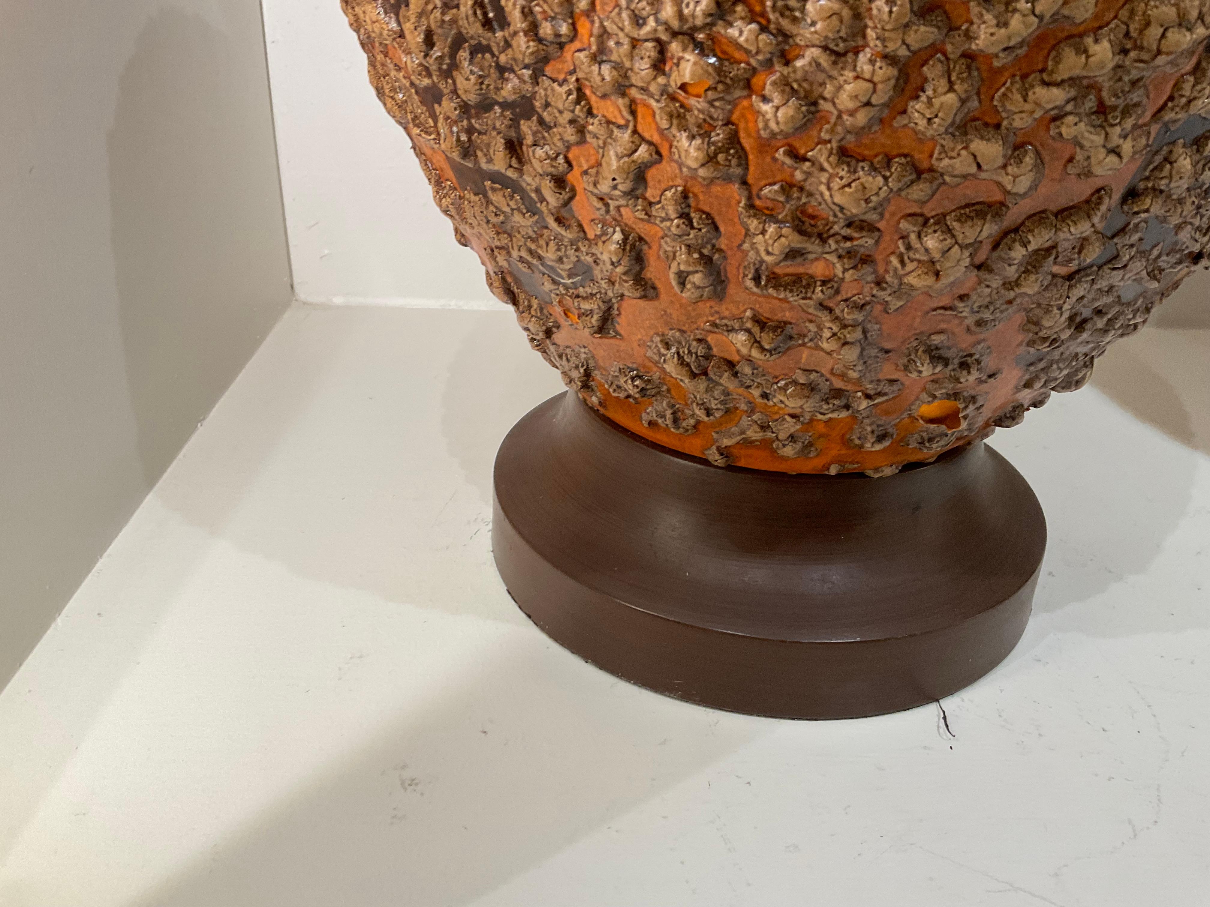 Paire de lampes brutalistes orange émaillée lave du milieu du 20e siècle en vente 9
