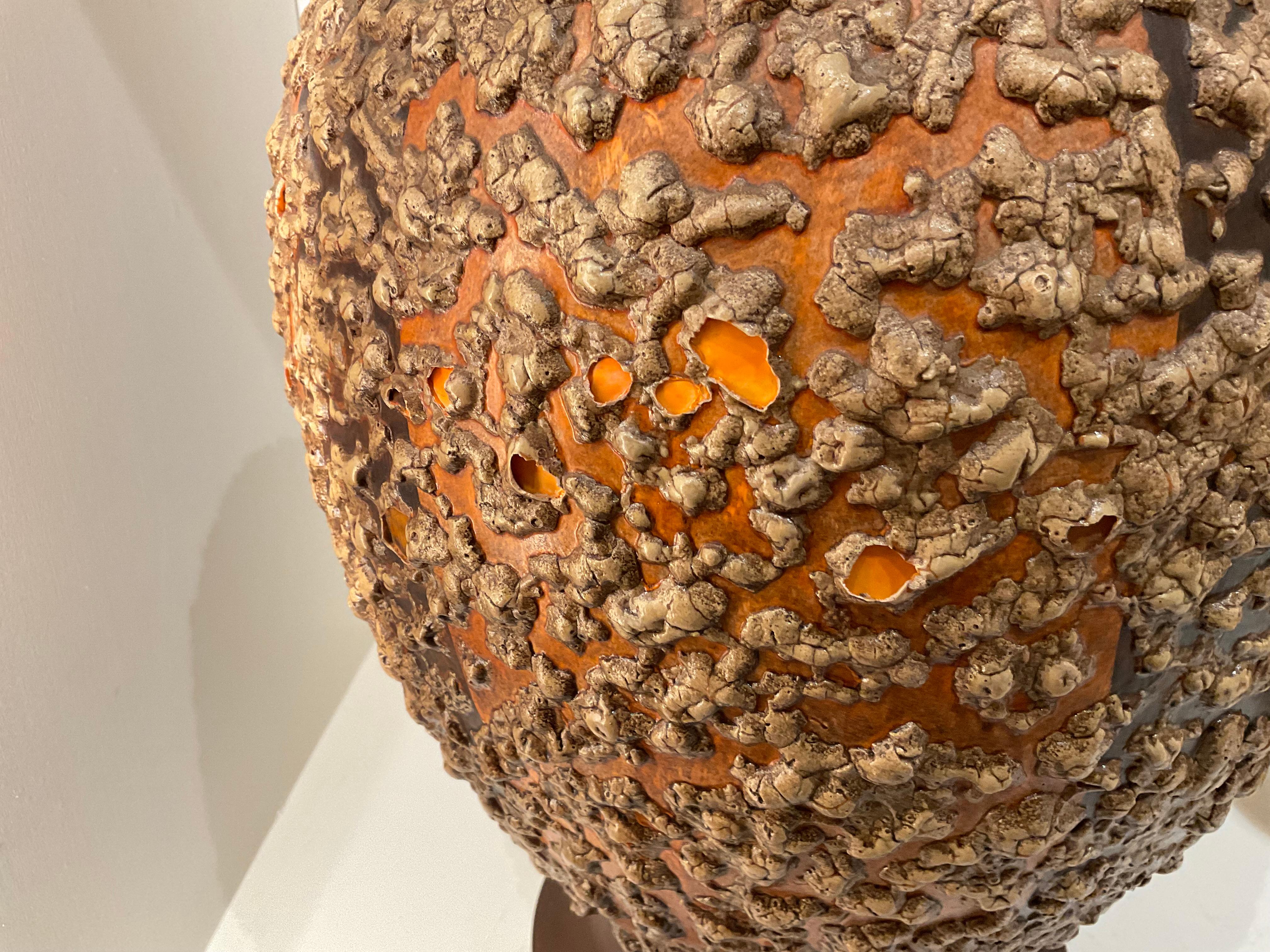 Paire de lampes brutalistes orange émaillée lave du milieu du 20e siècle en vente 10