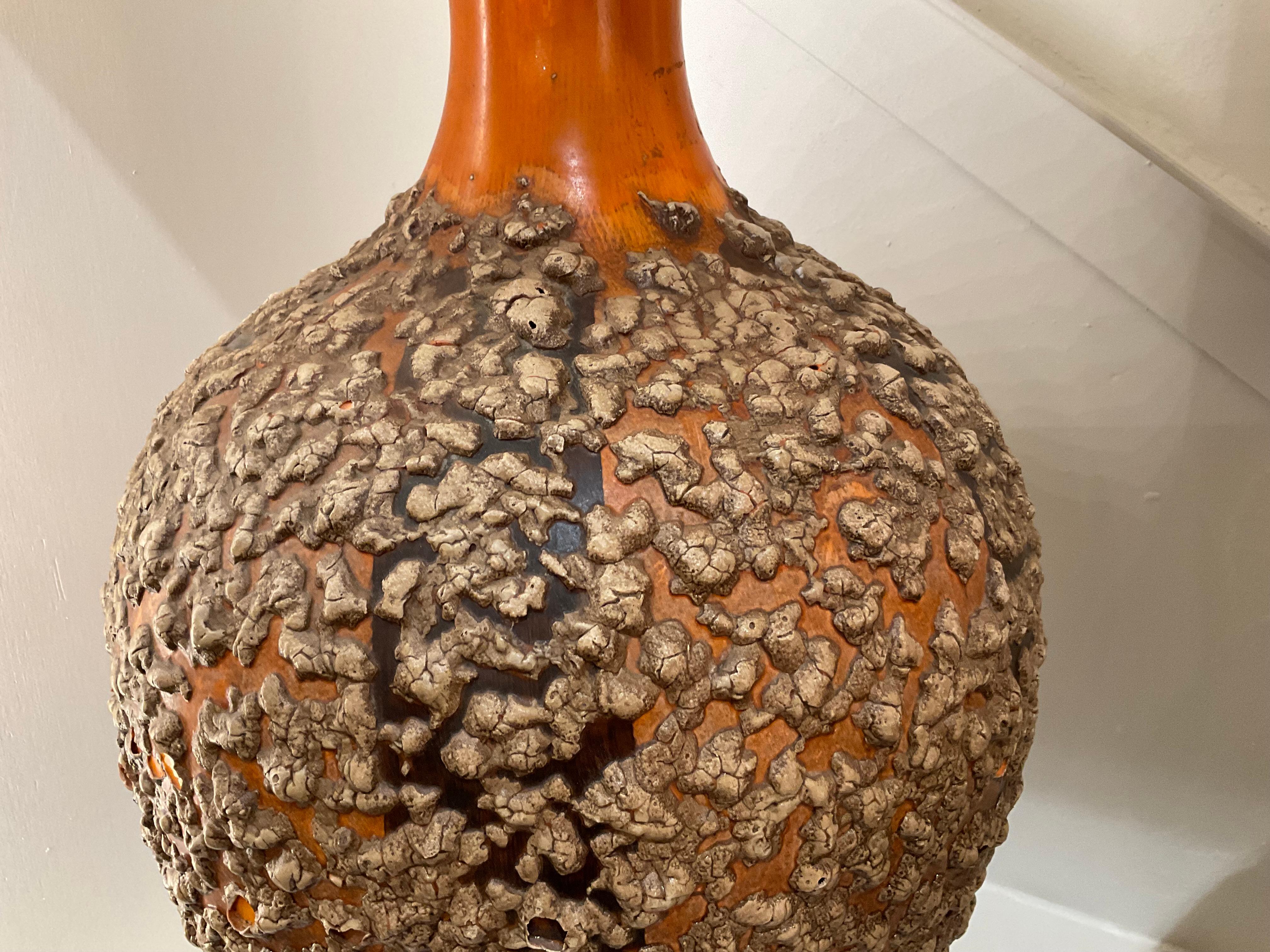 Paire de lampes brutalistes orange émaillée lave du milieu du 20e siècle en vente 11