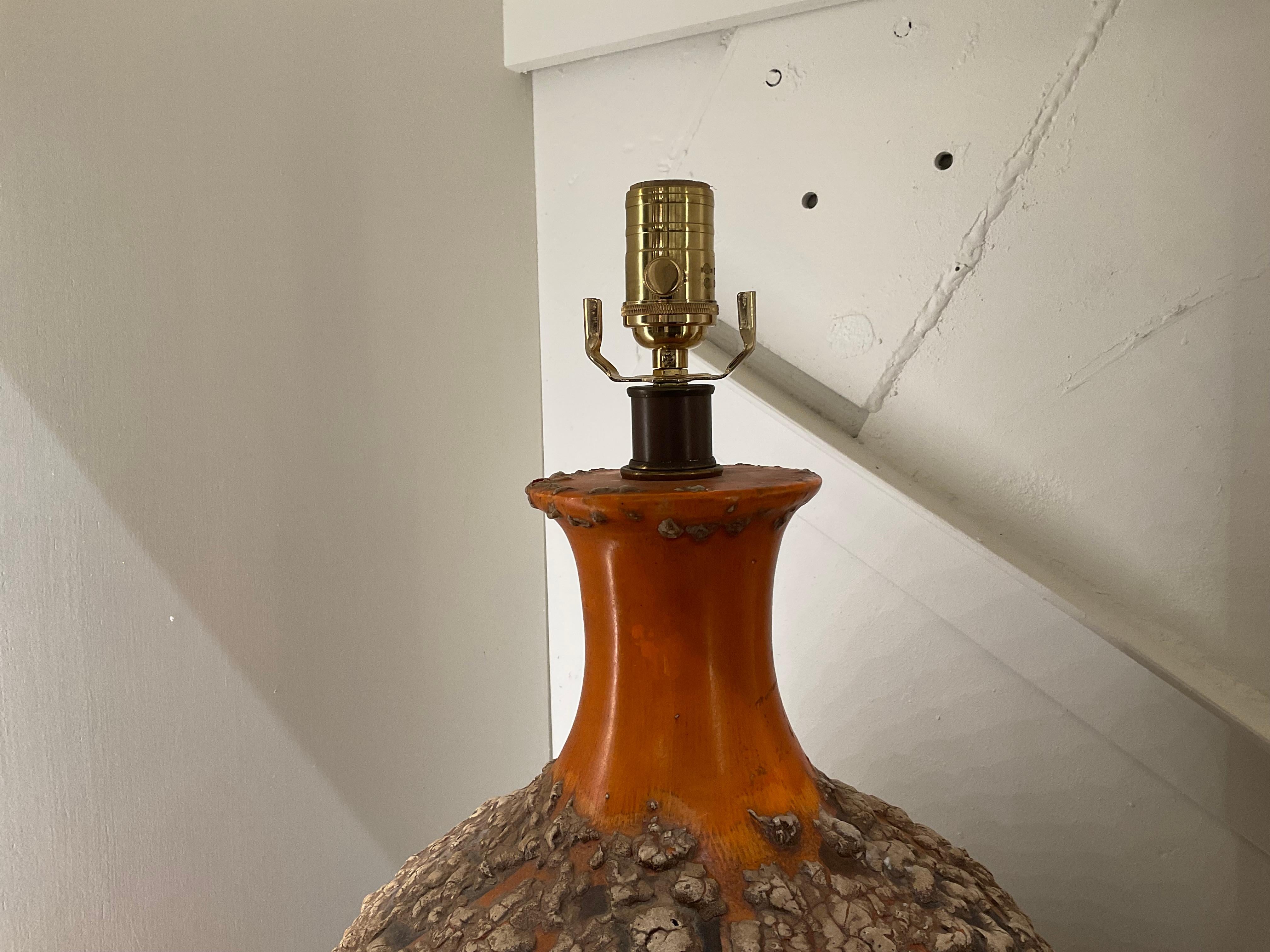 Paire de lampes brutalistes orange émaillée lave du milieu du 20e siècle en vente 12
