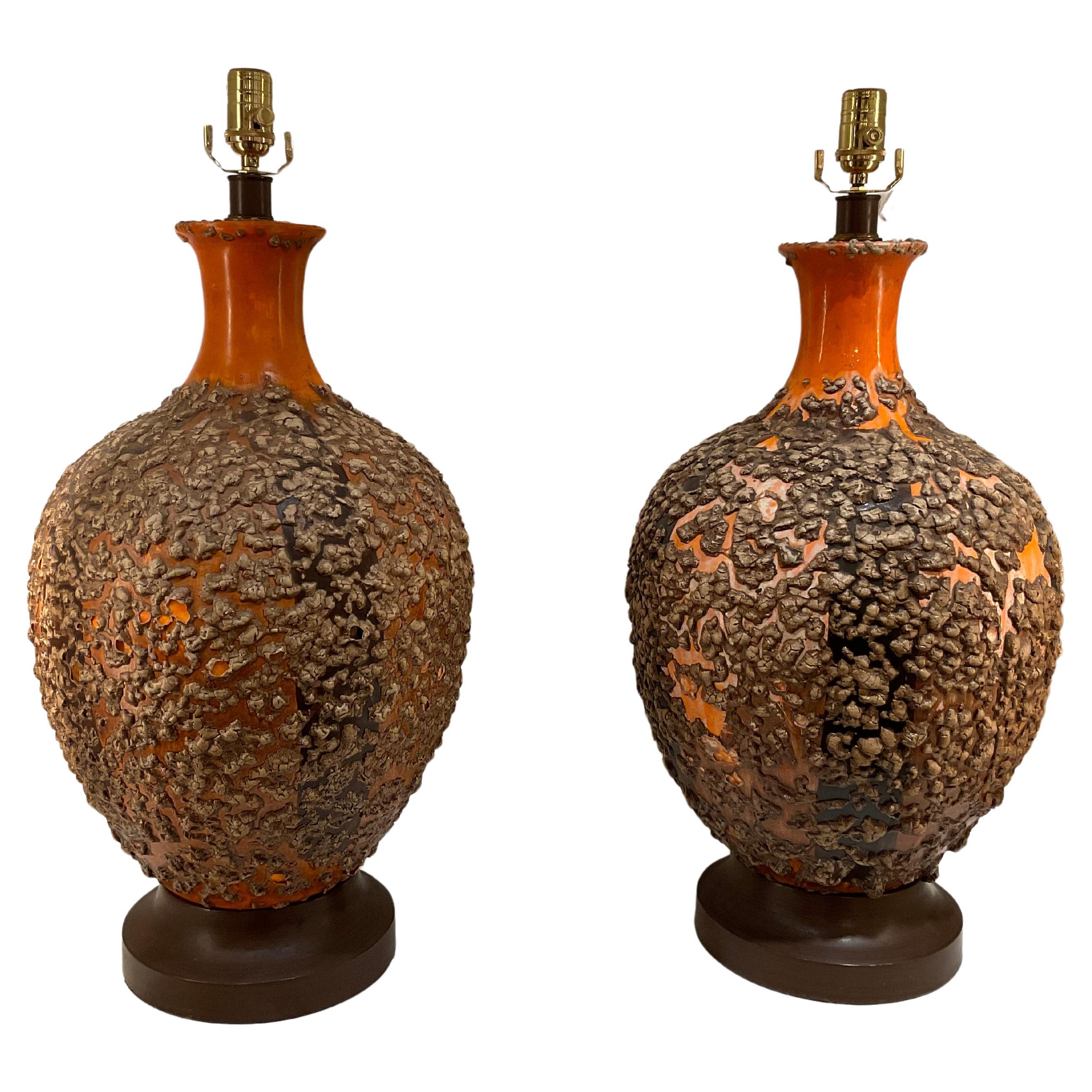  Paire de lampes à lave orange émaillée de grande taille.  En très bon état.  Usure correspondant à l'âge et à l'usage.