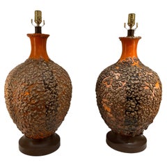 Paar brutalistische orangefarbene Lava-Glasur-Lampen aus Keramik, Mitte des 20. Jahrhunderts