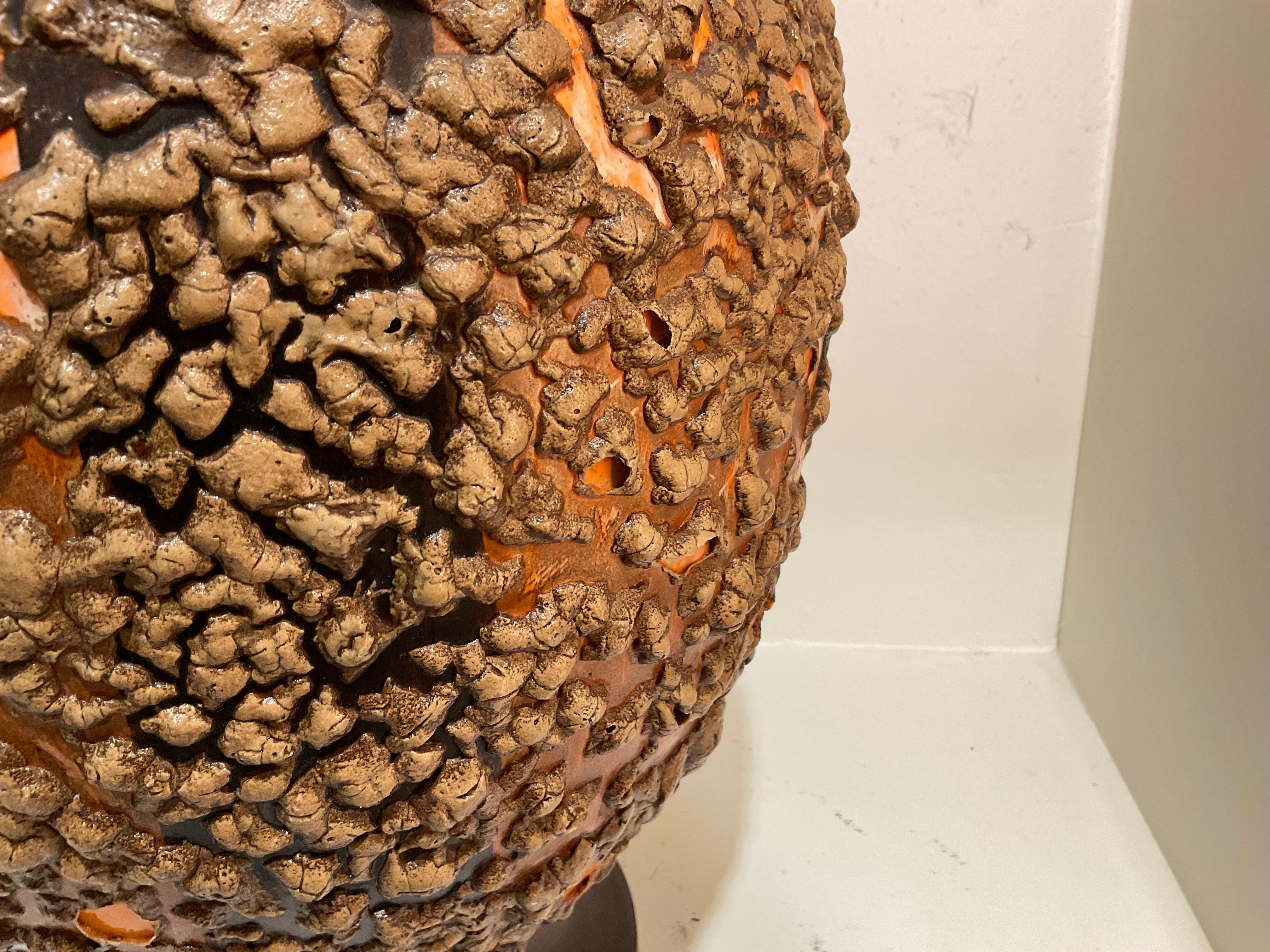 Inconnu Paire de lampes brutalistes orange émaillée lave du milieu du 20e siècle en vente