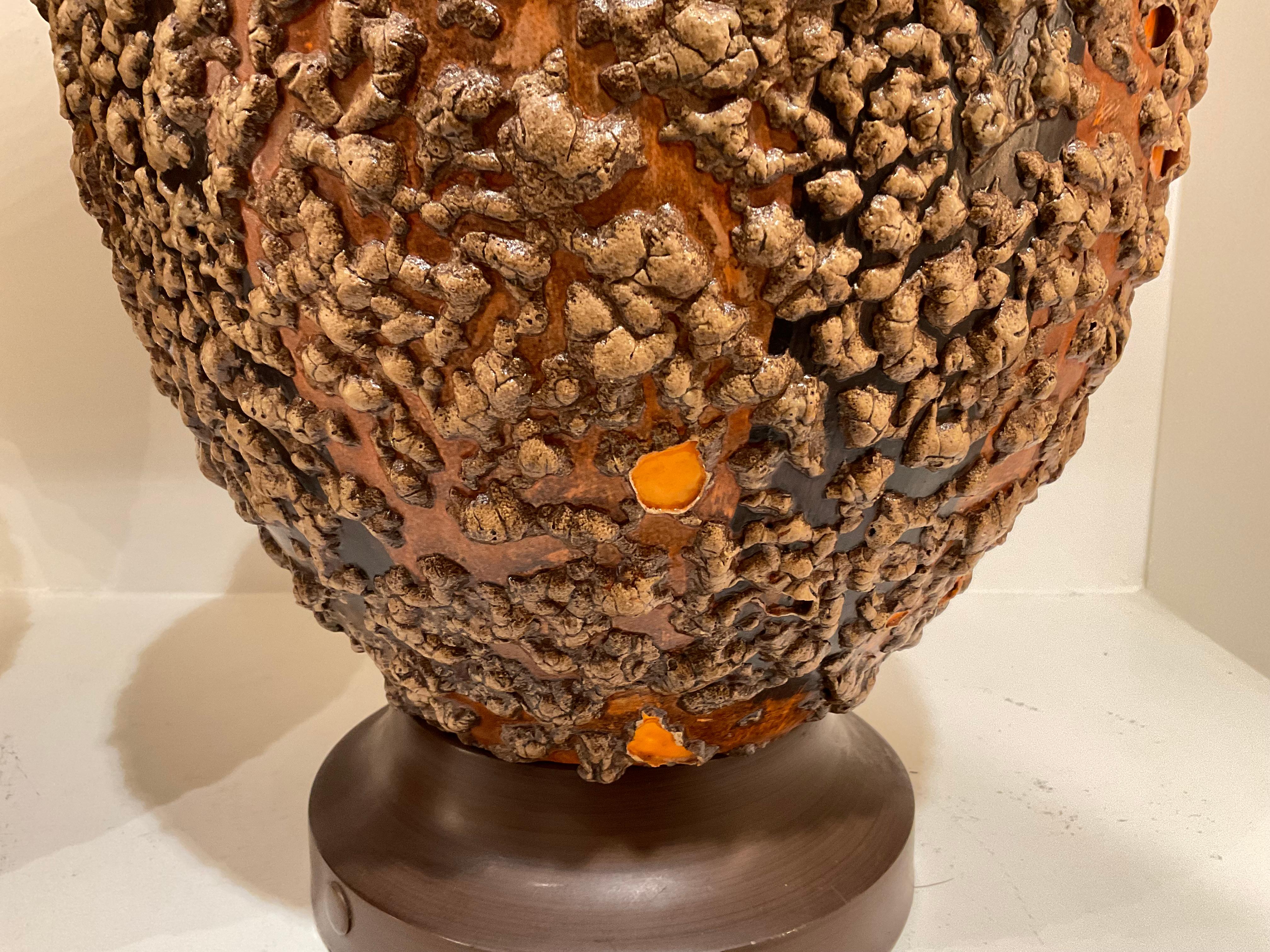 Vernissé Paire de lampes brutalistes orange émaillée lave du milieu du 20e siècle en vente