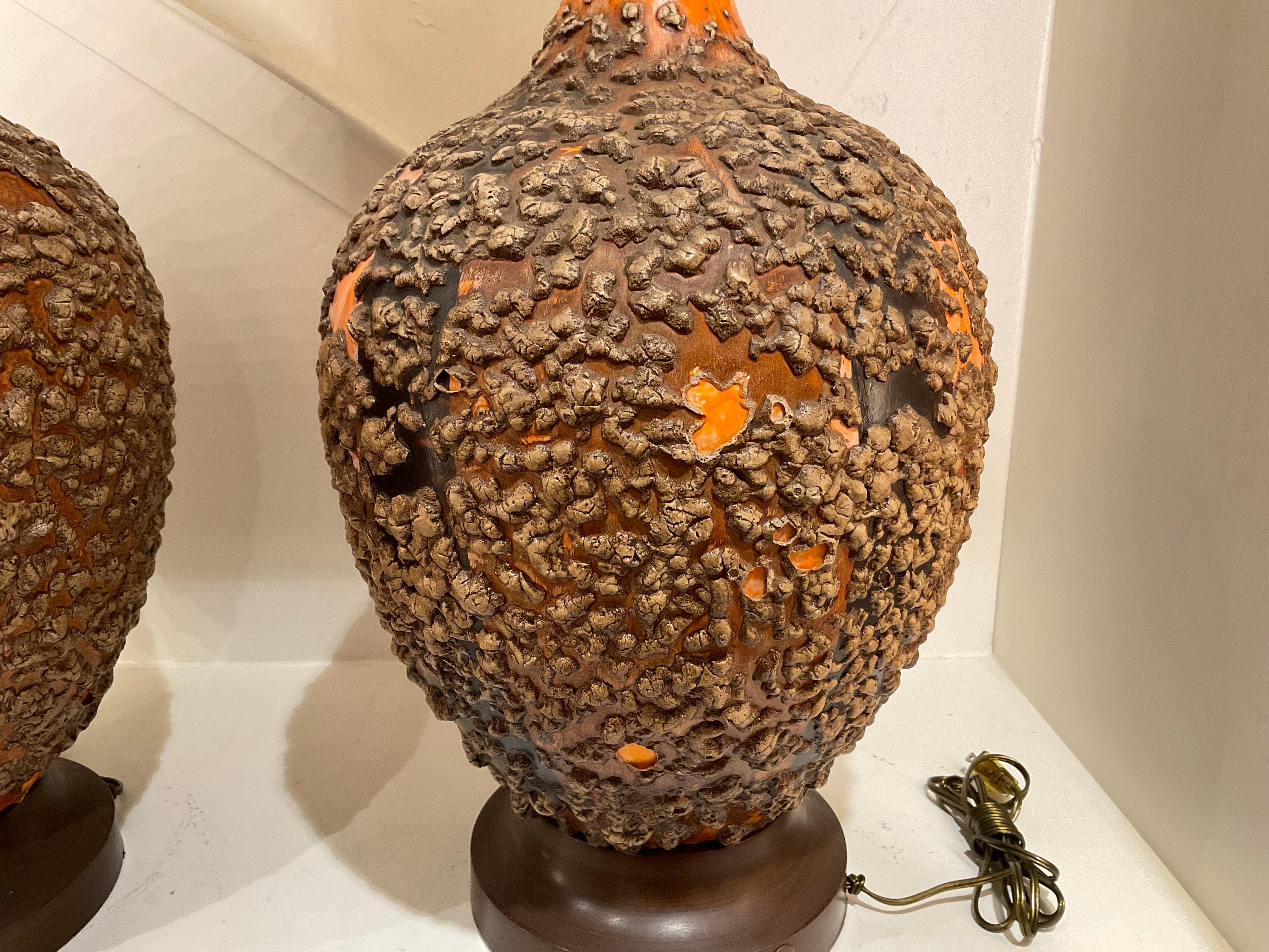 Paire de lampes brutalistes orange émaillée lave du milieu du 20e siècle Bon état - En vente à Memphis, TN
