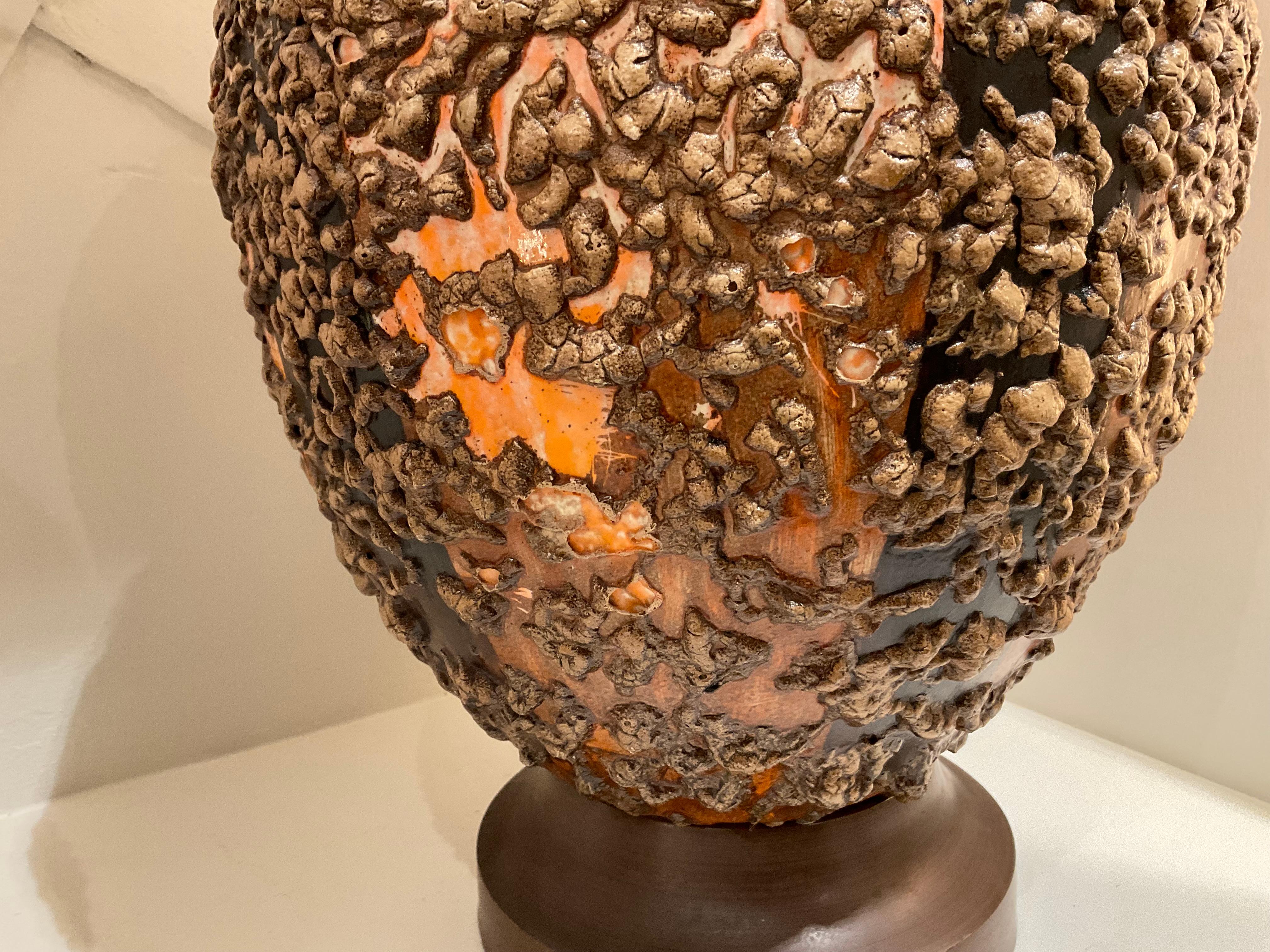 Céramique Paire de lampes brutalistes orange émaillée lave du milieu du 20e siècle en vente