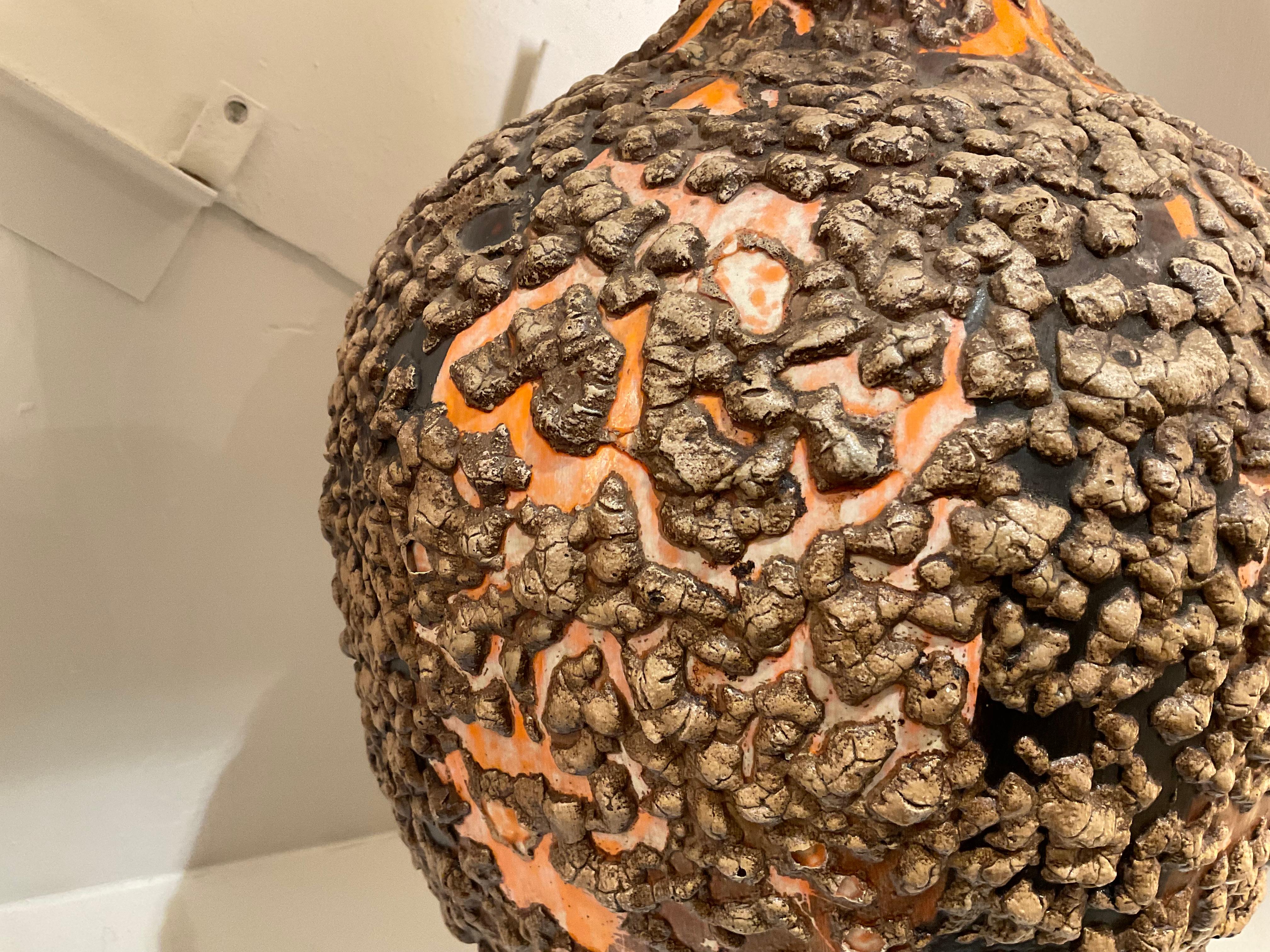 Paire de lampes brutalistes orange émaillée lave du milieu du 20e siècle en vente 1