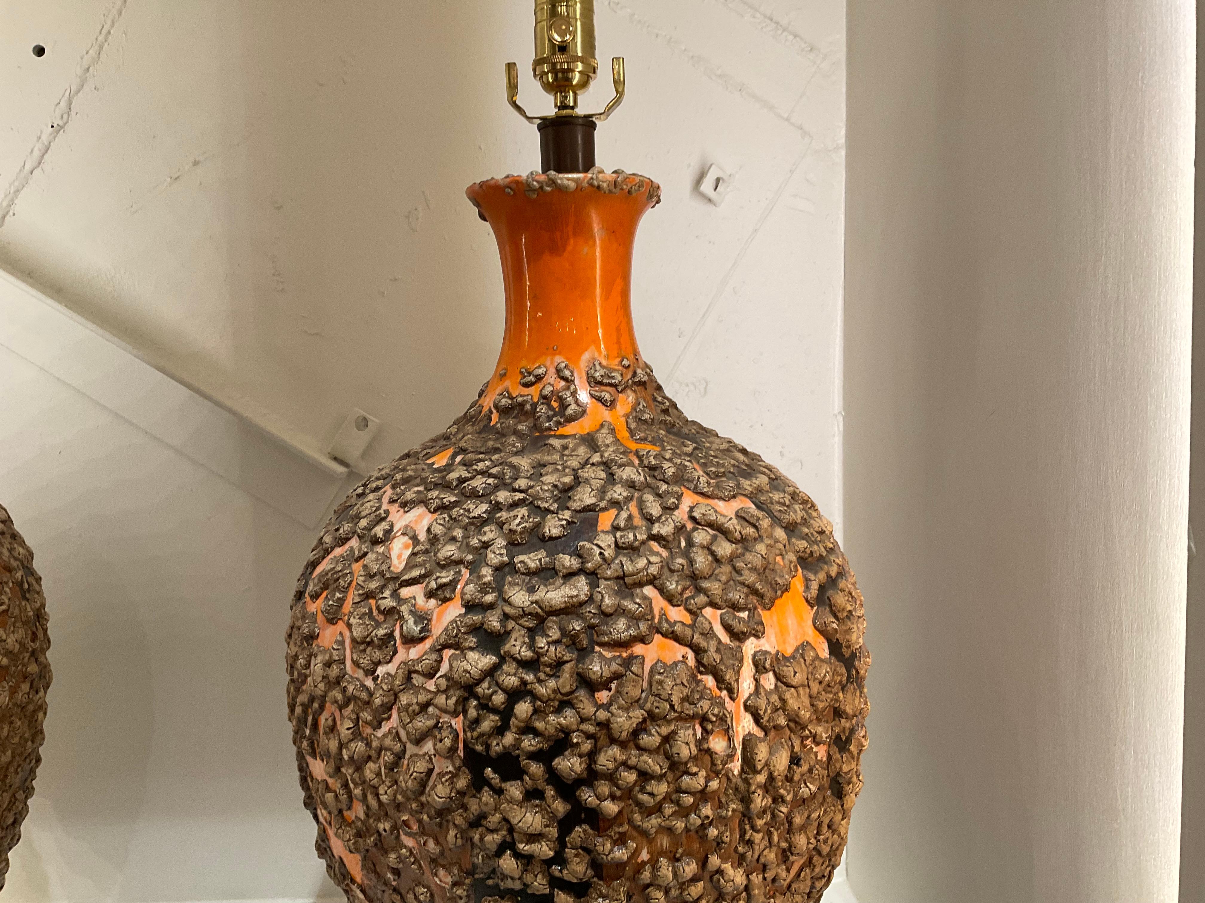 Paire de lampes brutalistes orange émaillée lave du milieu du 20e siècle en vente 2
