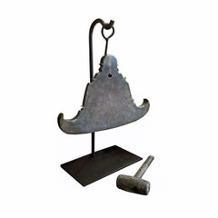 Gong birman sur pied en bronze birman du milieu du 20e siècle