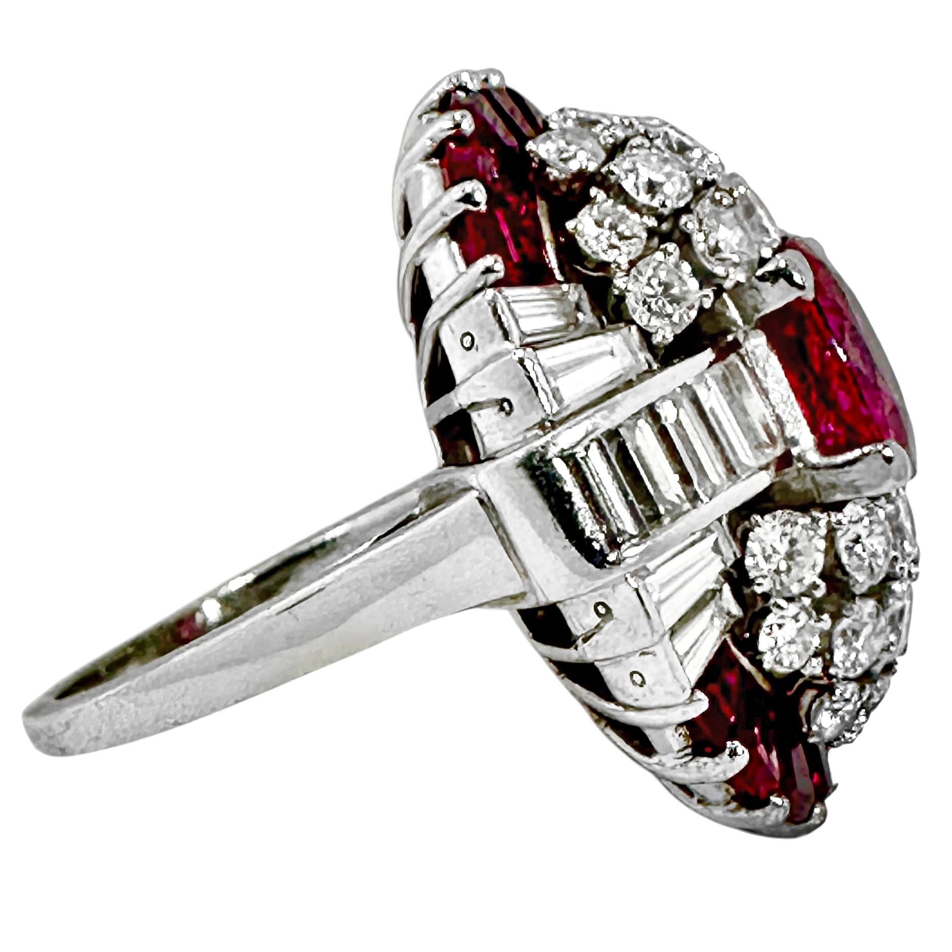Bague de cocktail en rubis et diamants de Birmanie du milieu du 20e siècle par Oscar Heyman Brothers Bon état - En vente à Palm Beach, FL