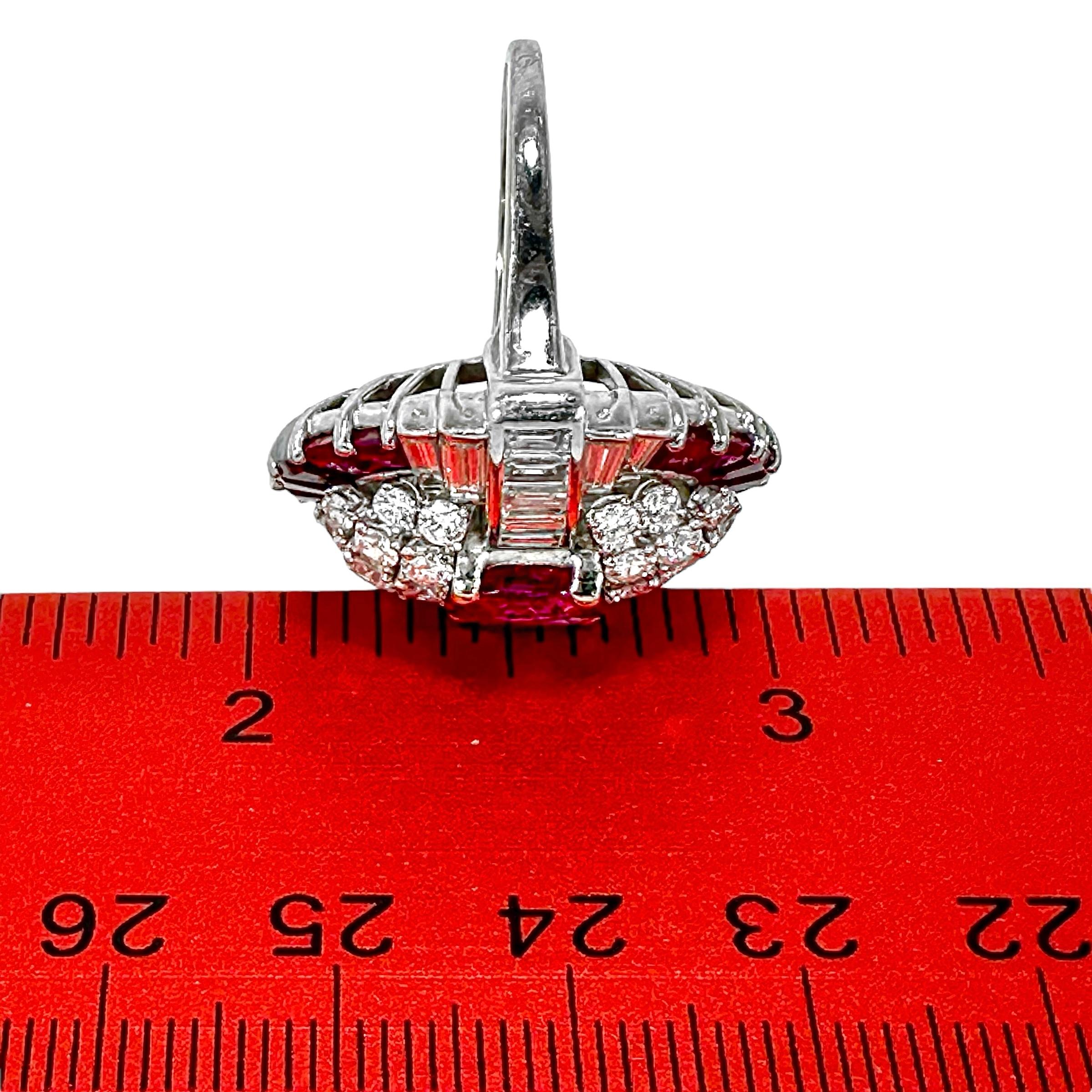 Bague de cocktail en rubis et diamants de Birmanie du milieu du 20e siècle par Oscar Heyman Brothers en vente 2