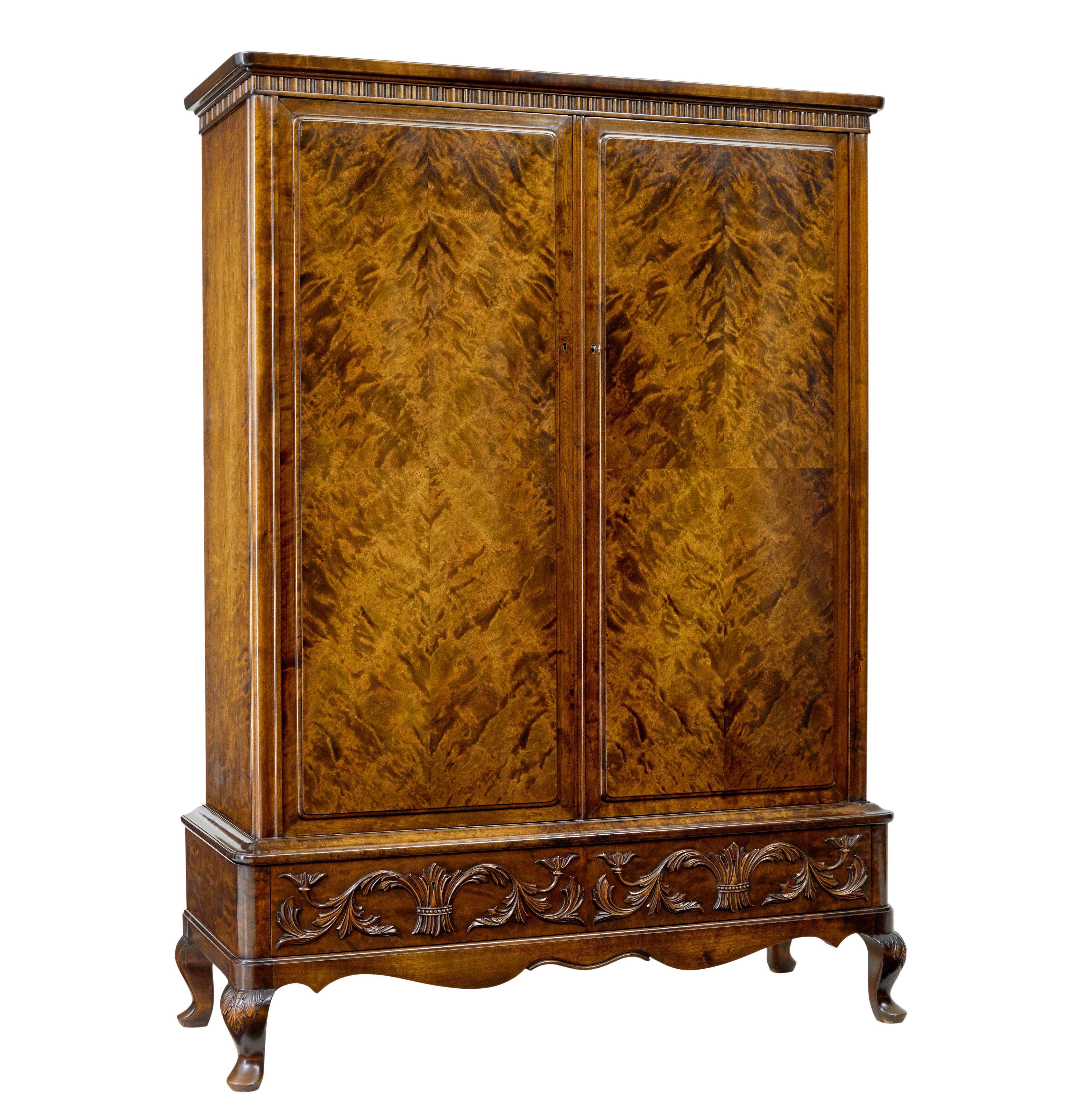 Armoire d'une seule pièce de smf bodafors circa 1940.

Armoire à deux portes avec un intérieur partiellement aménagé de tiroirs et d'étagères divisés par une cloison centrale.  Au-dessous se trouvent 2 tiroirs.

Façades de portes plaquées sur