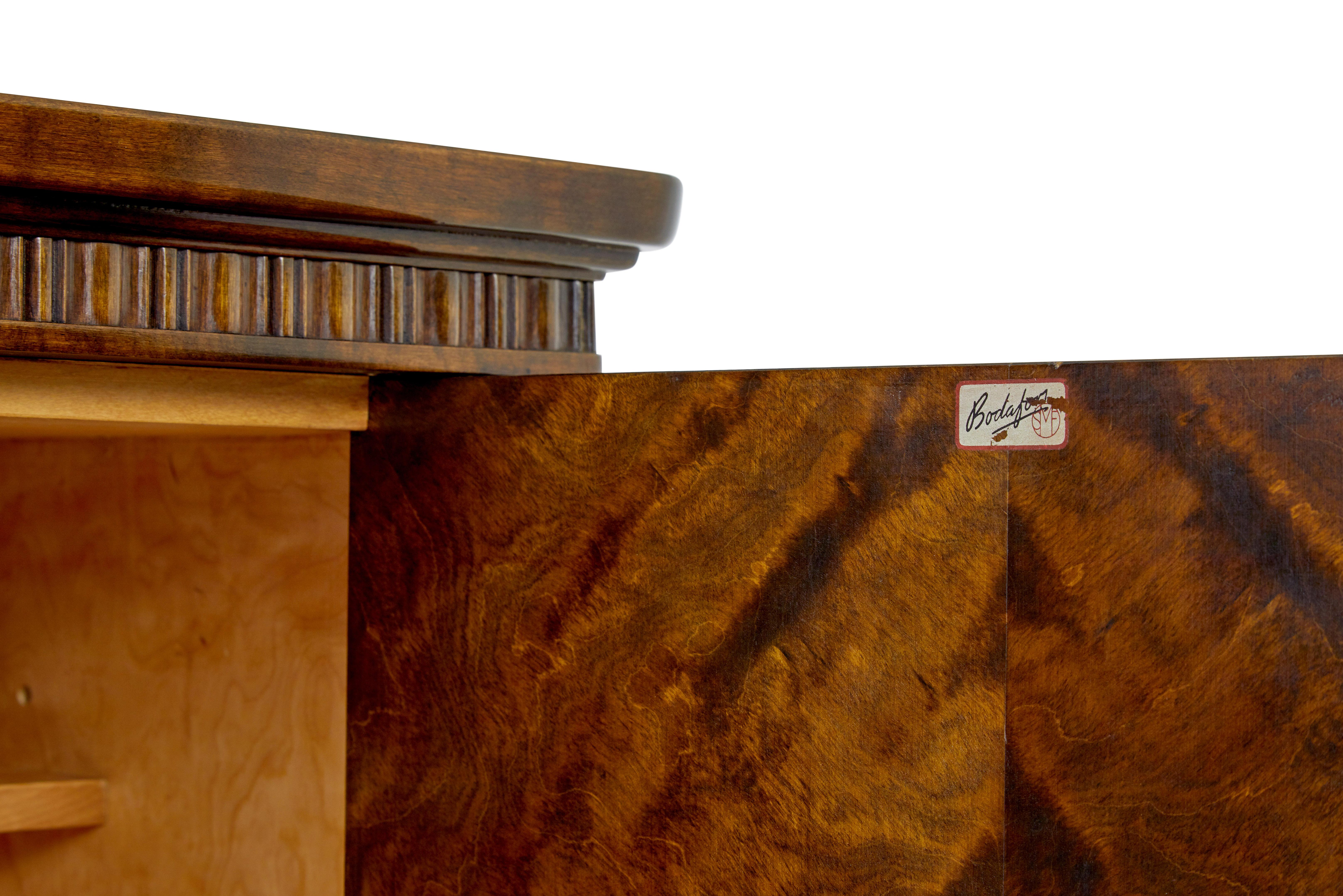 Armoire en loupe de bouleau du milieu du 20e siècle par Bodafors en vente 1