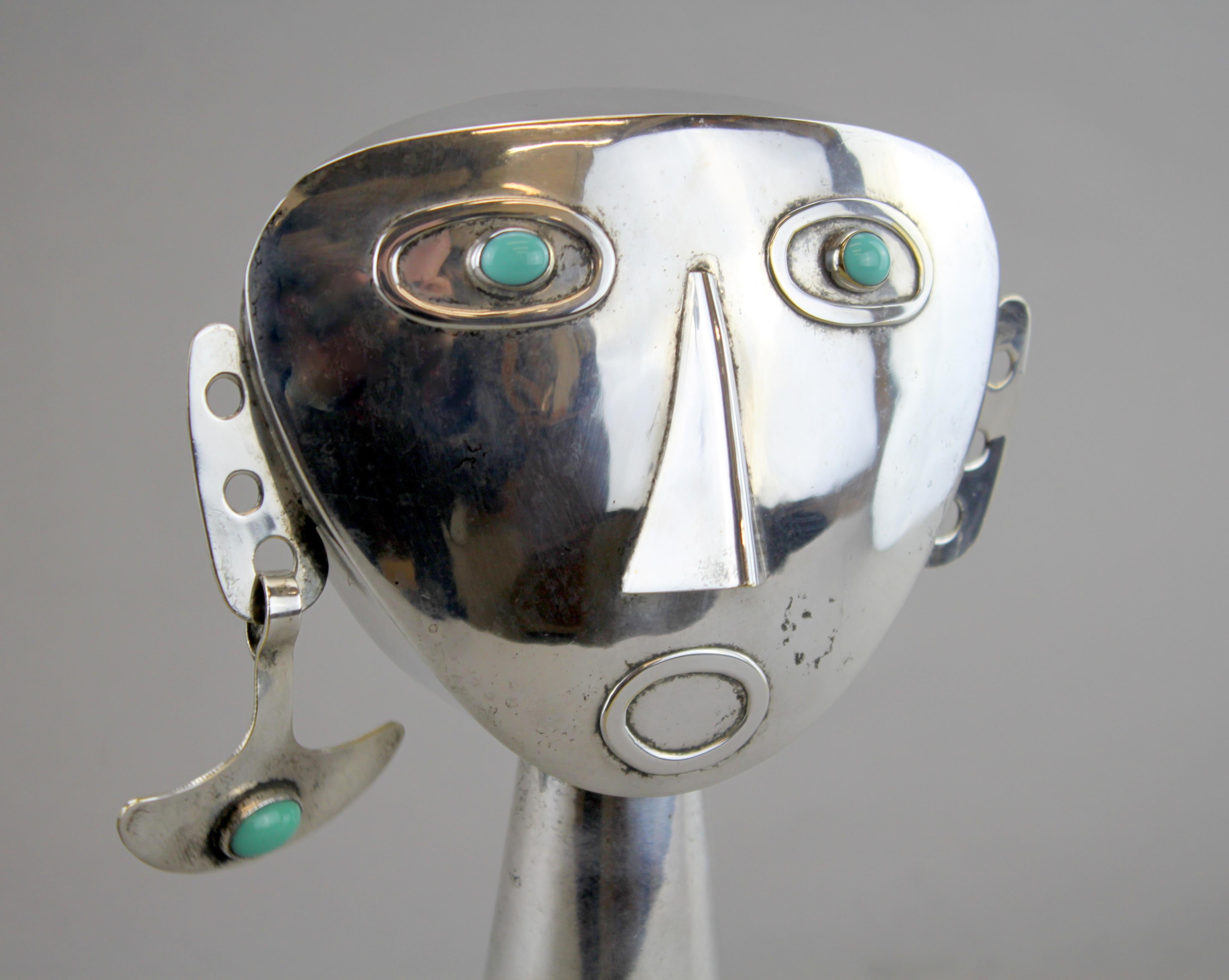 Silver artwork bust with natural turquoise gems.
Maker: Joaquin Taller Tinta.
800/1000 Silver
Made in Ecuador, circa 1950s

Dimensions: 
Width: 15 cm
Depth: 7 cm
Height: 22 cm
Weight: 349 grams

Condition: Bust has surface scratches and