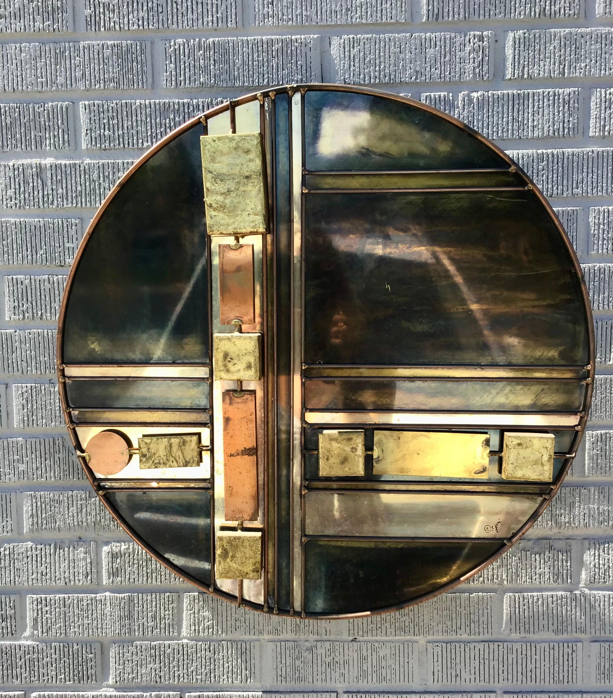 Eine einzigartige abstrakte runde Wandskulptur von C. Jeré aus Metall mit Kupfer-, Bronze- und Messingtönen. Signiert unten rechts.

Abmessungen: 24