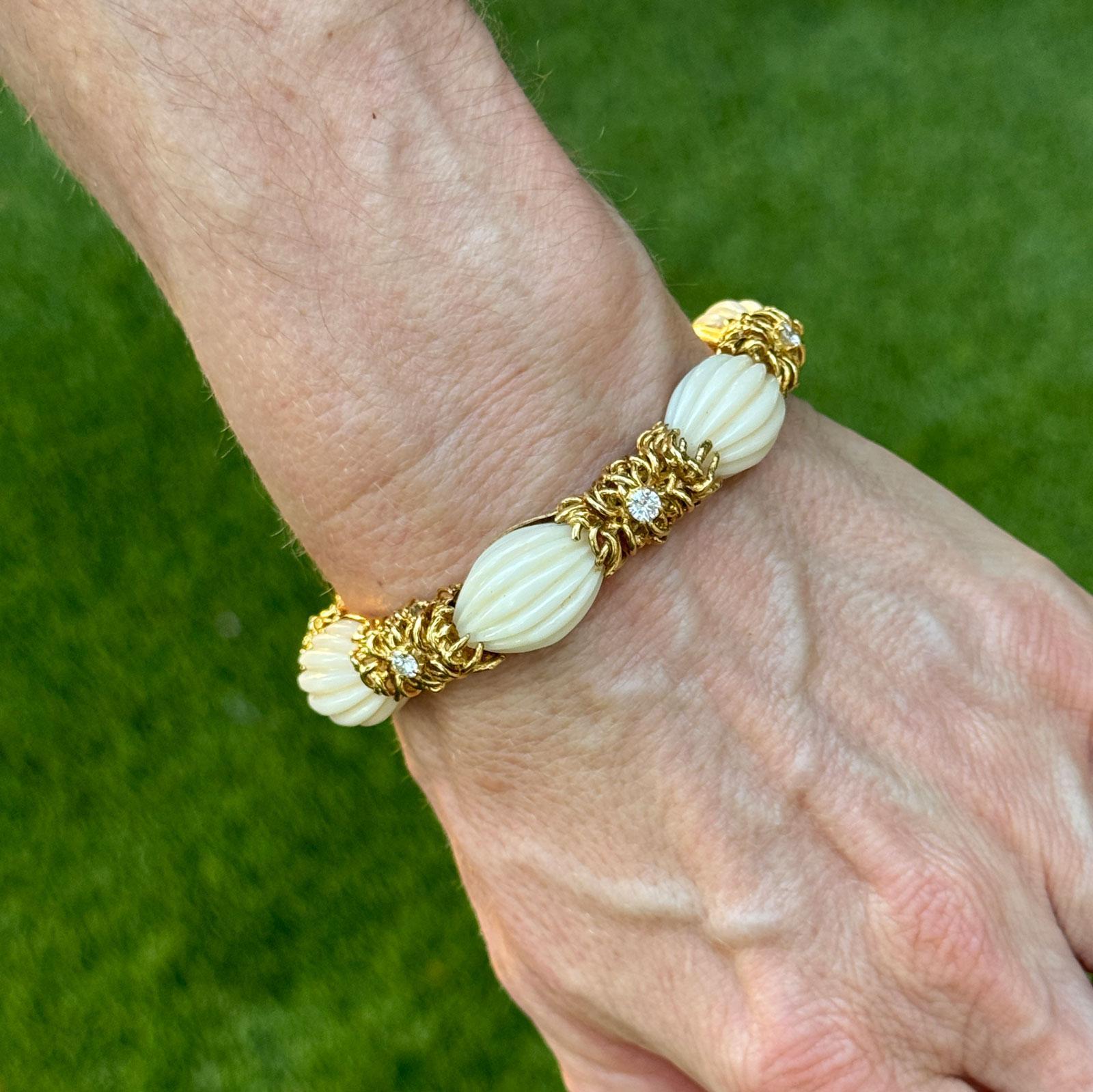 Ce superbe bracelet vintage en or jaune 18 carats présente des maillons en corail sculptés de manière complexe, mettant en valeur un savoir-faire exquis et une teinte chaude et naturelle. Six diamants ronds de taille brillant, totalisant 1,00 carat