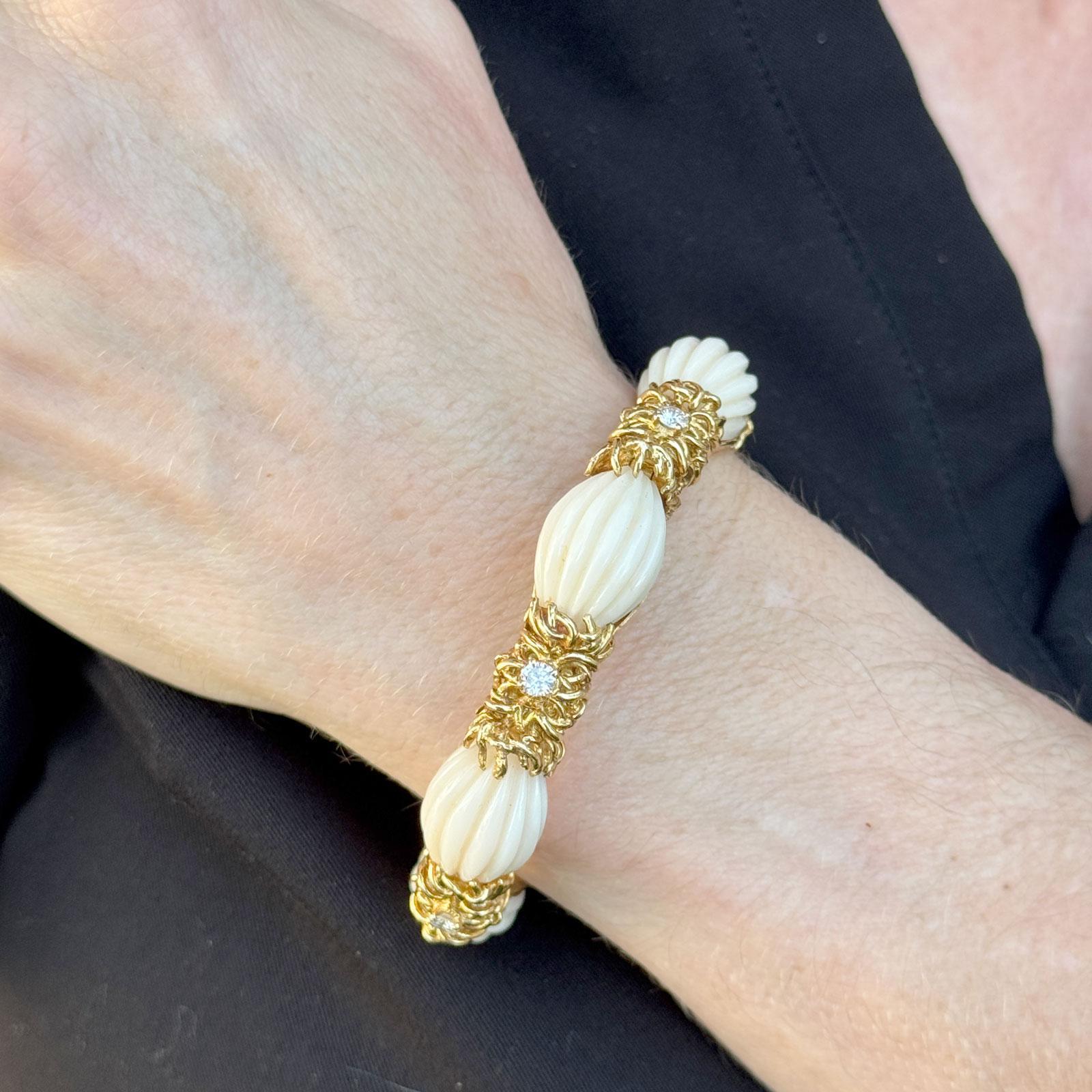 Contemporain Bracelet à maillons en or jaune 18 carats avec corail peau d'ange sculpté et diamants du milieu du 20e siècle en vente