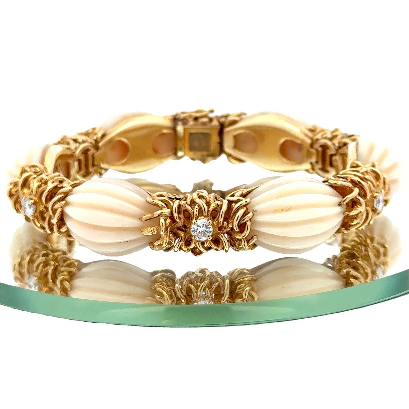 Taille ronde Bracelet à maillons en or jaune 18 carats avec corail peau d'ange sculpté et diamants du milieu du 20e siècle en vente