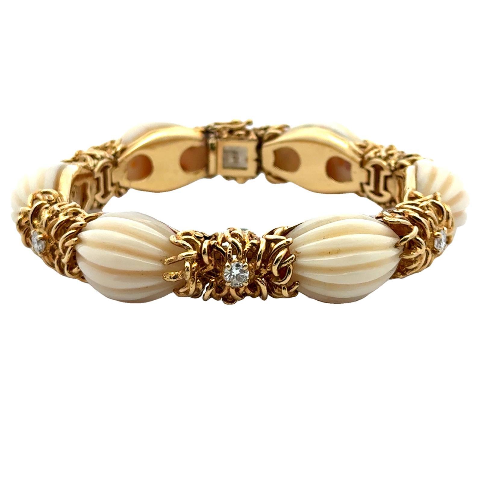 Bracelet à maillons en or jaune 18 carats avec corail peau d'ange sculpté et diamants du milieu du 20e siècle Excellent état - En vente à Boca Raton, FL