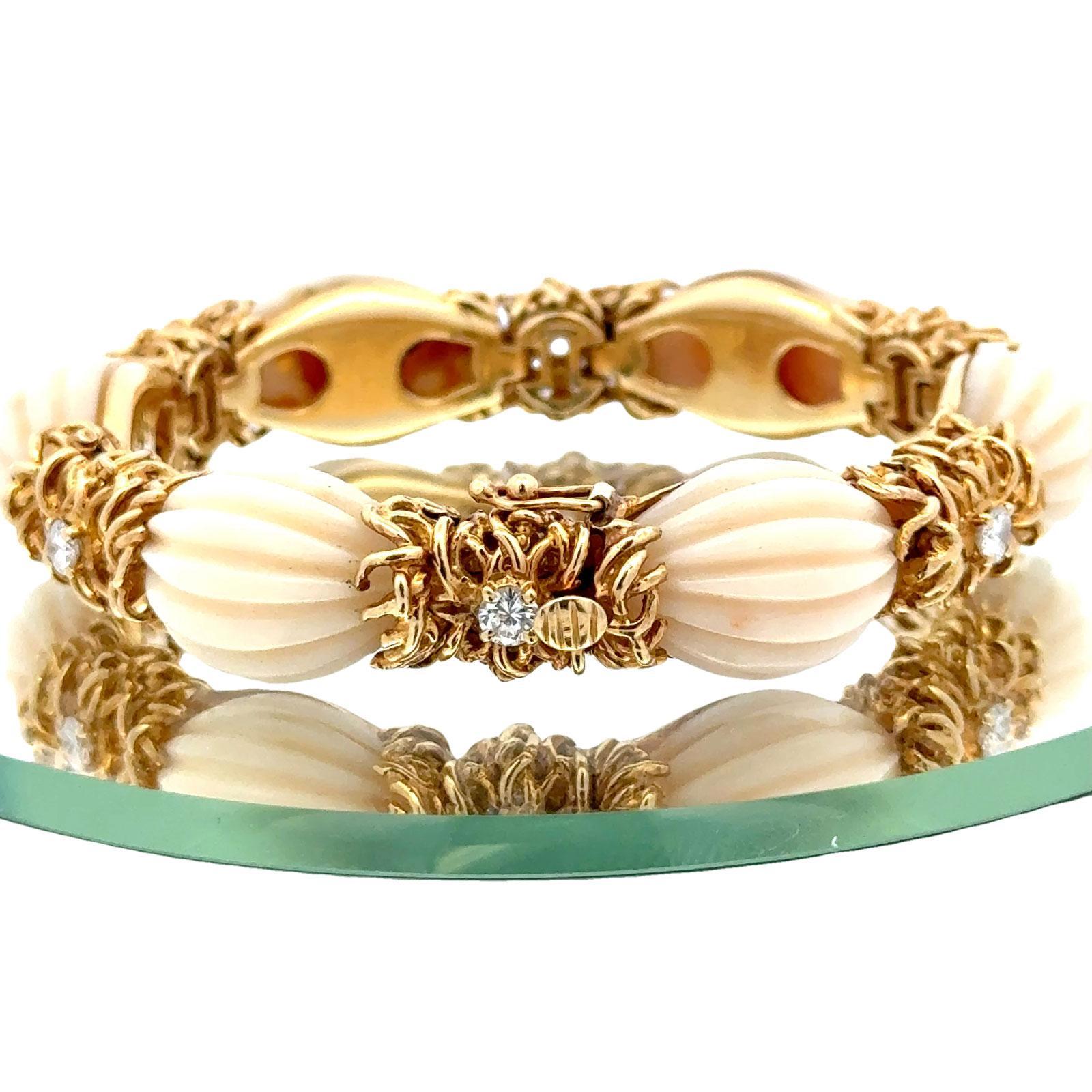 Bracelet à maillons en or jaune 18 carats avec corail peau d'ange sculpté et diamants du milieu du 20e siècle Pour femmes en vente
