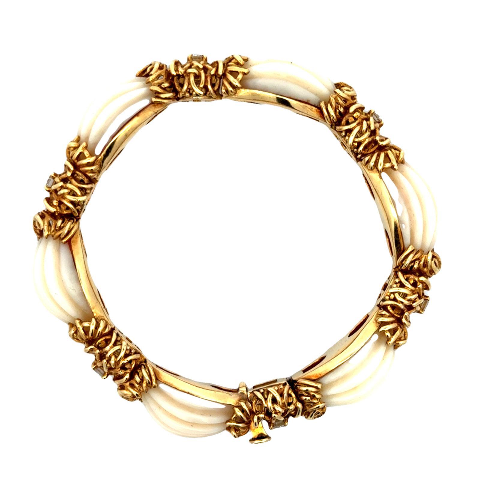 Bracelet à maillons en or jaune 18 carats avec corail peau d'ange sculpté et diamants du milieu du 20e siècle en vente 1