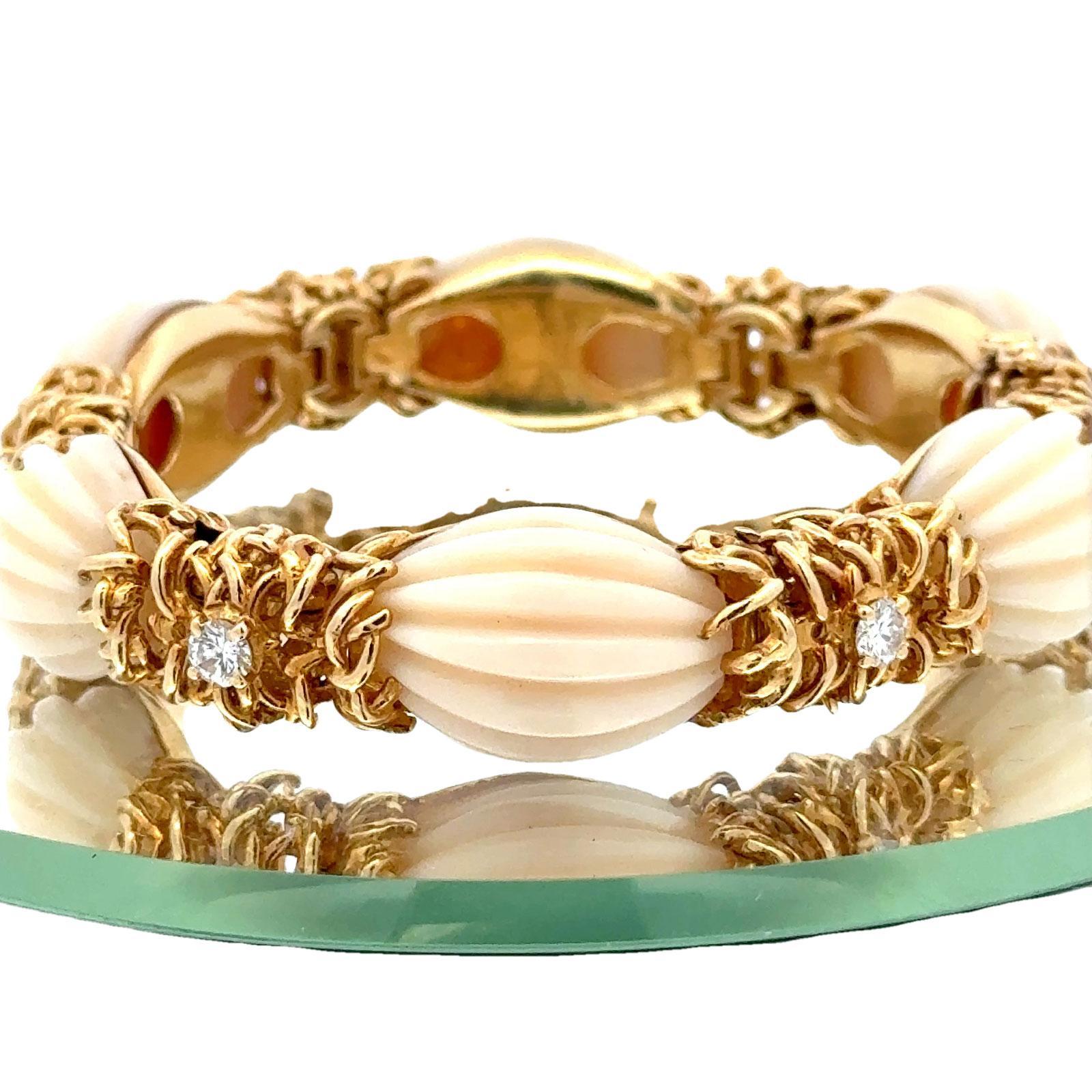 Bracelet à maillons en or jaune 18 carats avec corail peau d'ange sculpté et diamants du milieu du 20e siècle en vente 2
