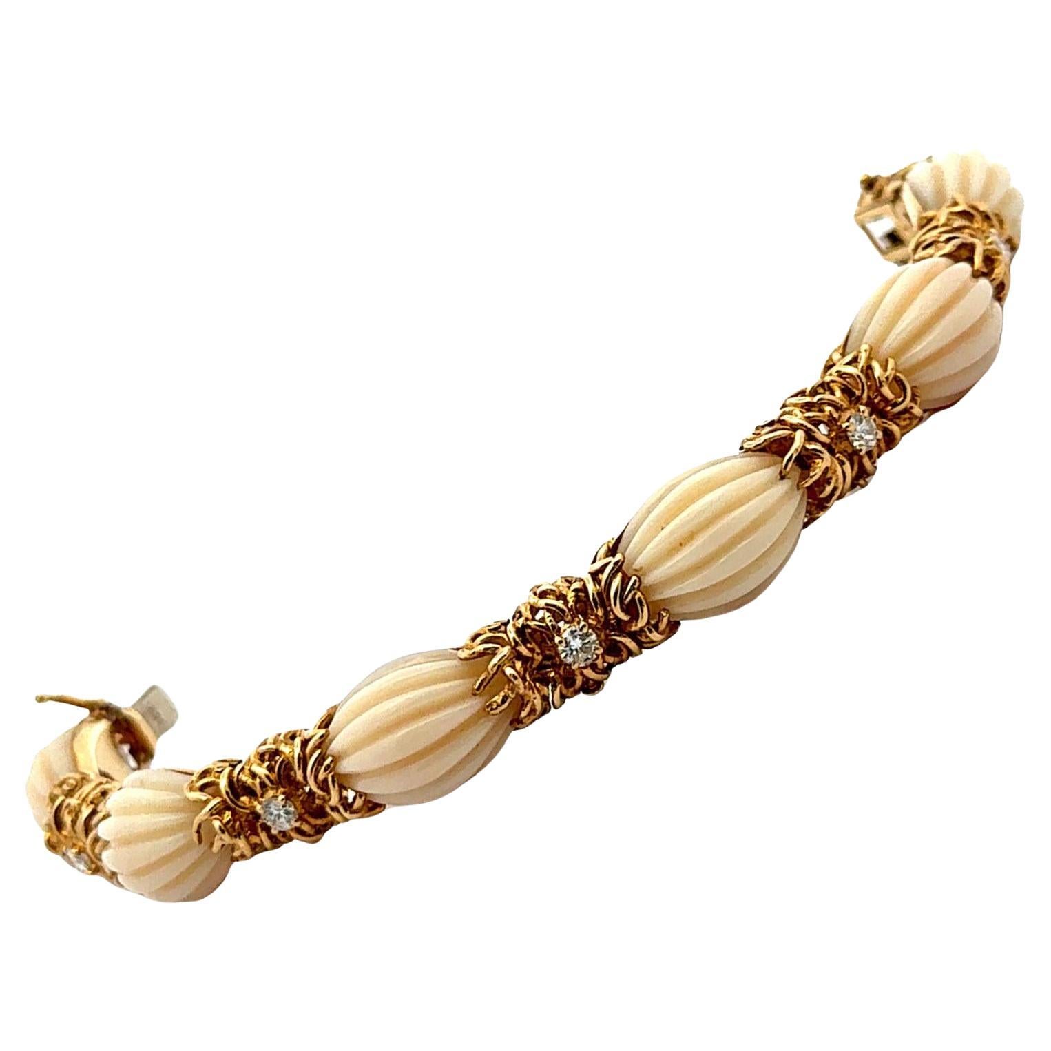 Mitte des 20. Jahrhunderts geschnitzte Engelshaut Koralle Diamant 18K Gelbgold Gliederarmband
